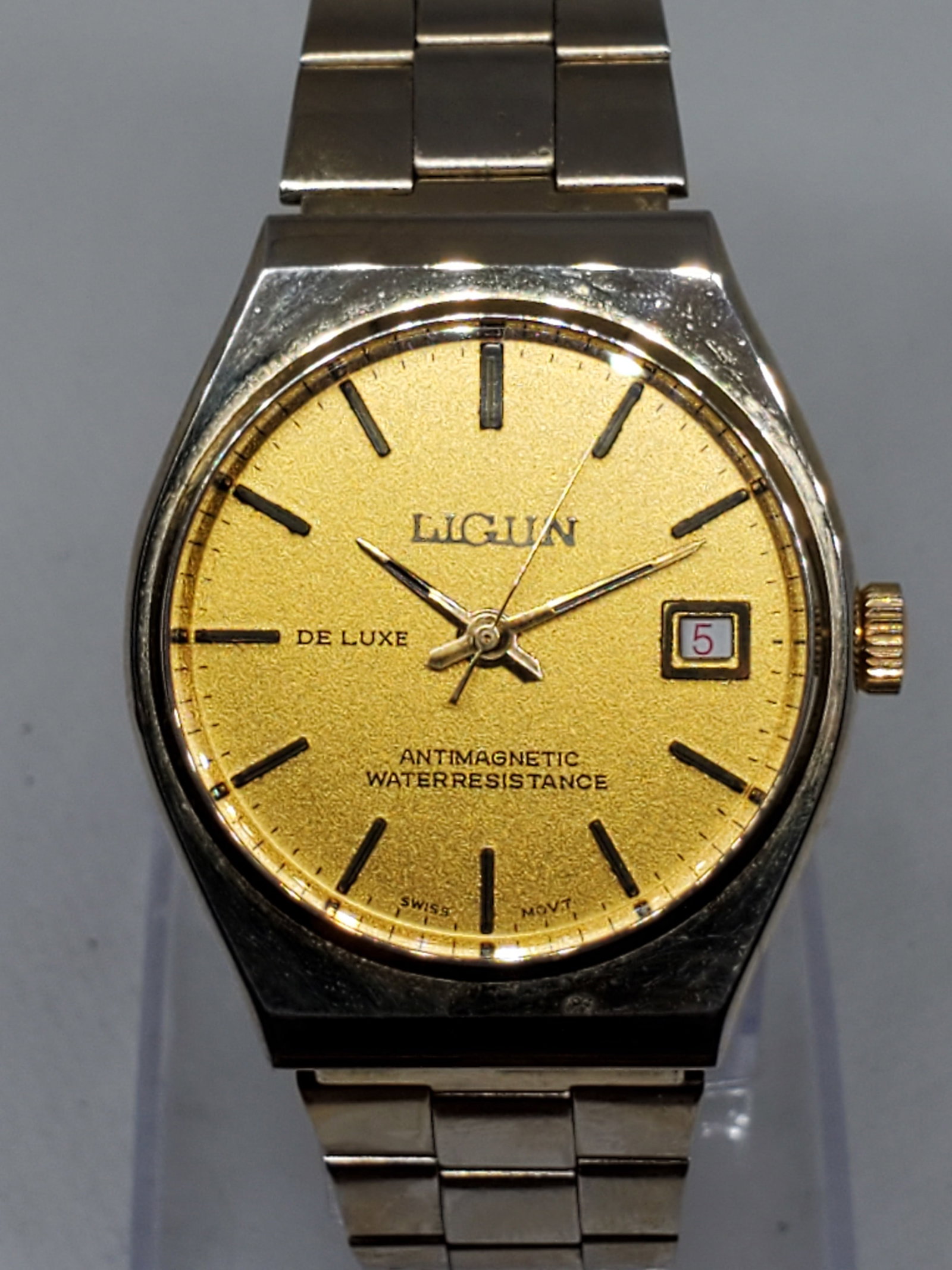 Ligun De Luxe Gold Plated Mens Watch, 1960s, Working: Elevate your style with this vintage Ligun De Luxe manual wind watch?a piece that embodies timeless elegance and enduring charm. Designed for those who appreciate refined simplicity, this dress watch 