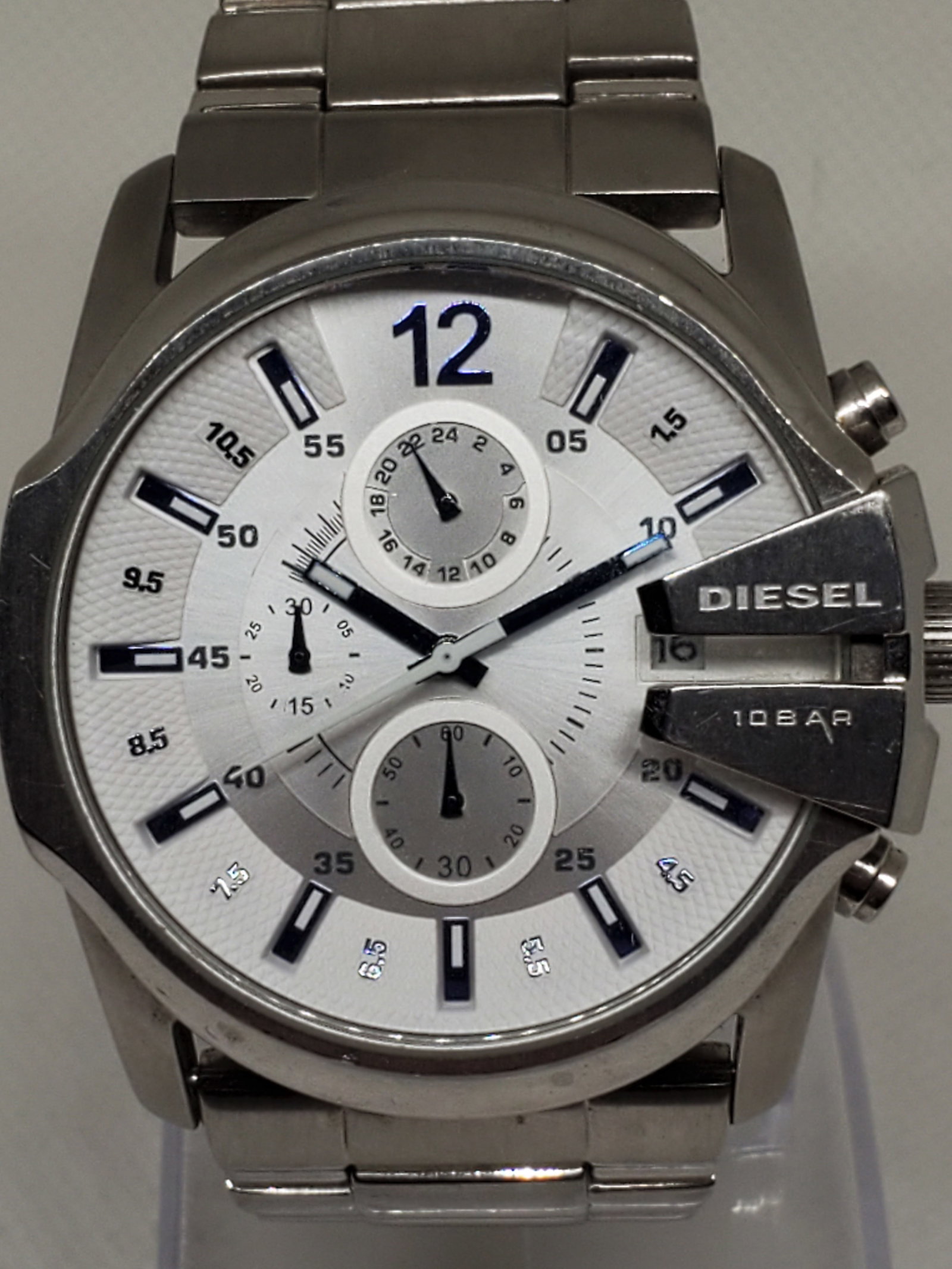 Diesel DZ4181 Chronograph Sport 46mm, White Dial, Working: This Diesel DZ4181 chronograph watch is a bold and stylish timepiece that reflects the brand?s signature blend of modern design and durability. Featuring a silver tone stainless steel case and bracele