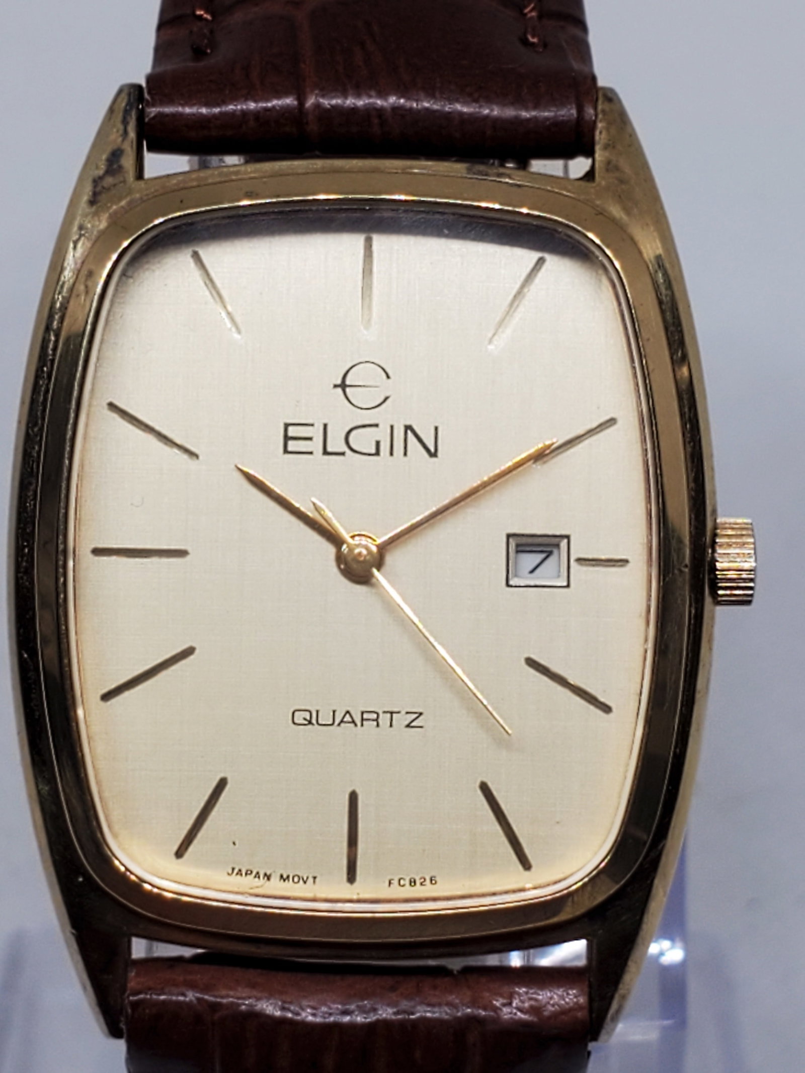 Vintage Elgin Quartz FC826 Gold Dress Watch with Date ? Classic Retro Elegance, 1980s, Working: This elegant vintage Elgin Quartz FC826 watch showcases timeless refinement with a gold plated rectangular case and a softly brushed gold tone dial featuring slim hour markers and a date function at 3