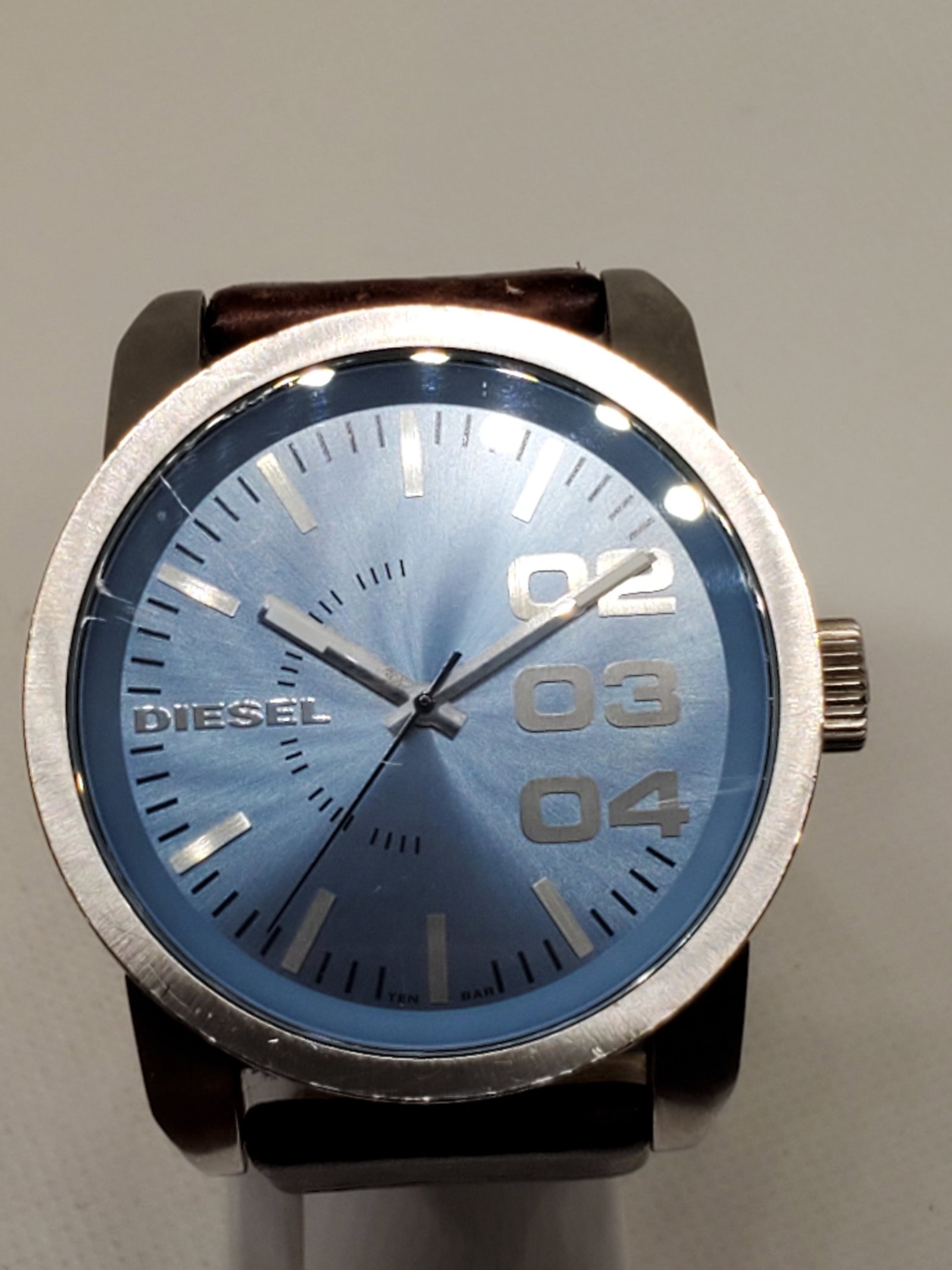 Diesel Metallic Blue Only the Brave DZ 1512, 2000s Watch, Working: Working condition Diesel DZ 1512 combines rugged sports appeal with a dash of refined elegance, making it a standout accessory for every occasion. The bold 1.77" (45mm) circular silver tone case is pe