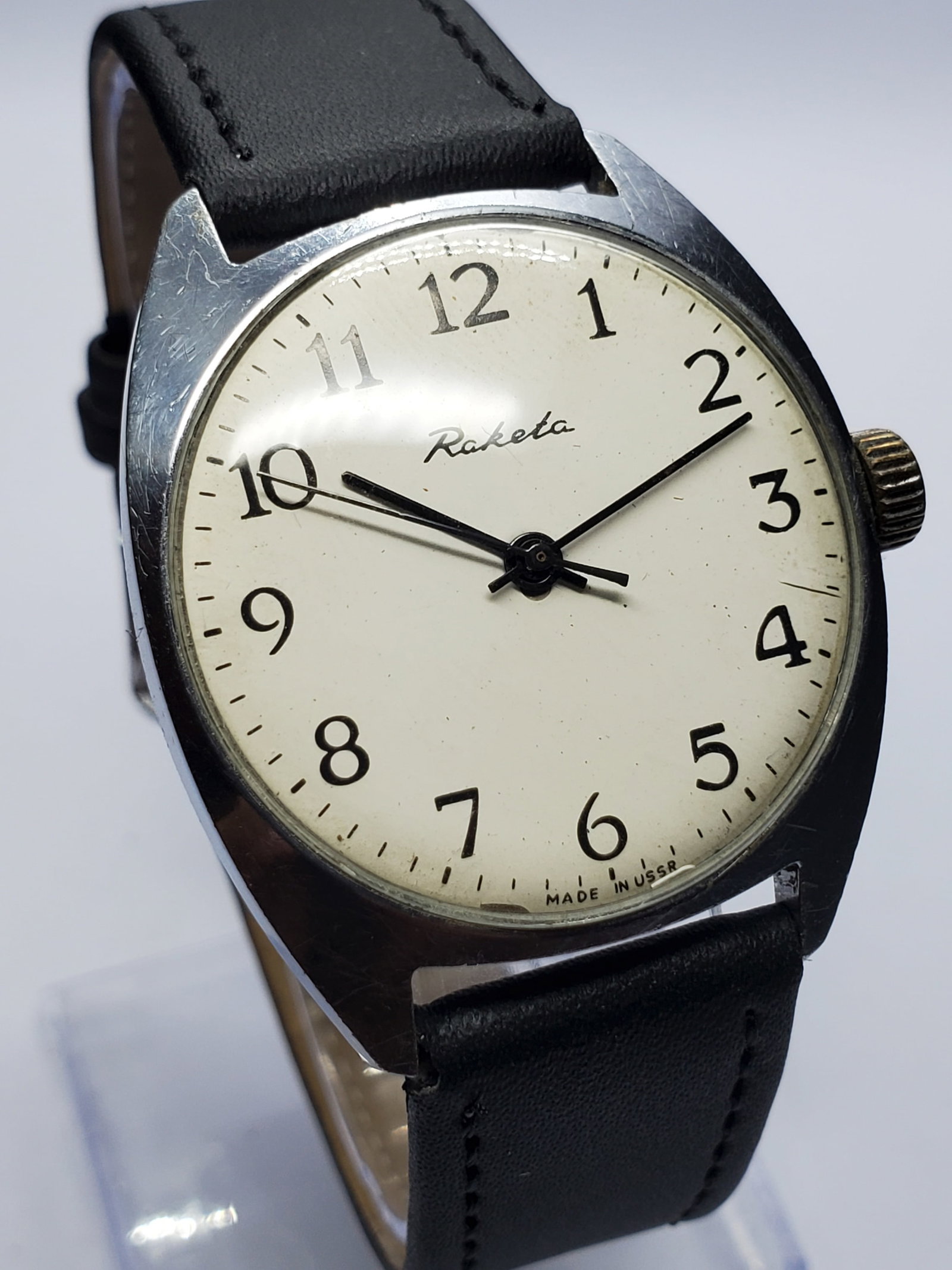Raketa USSR Manual Watch 1970s White Dial Engraved Caseback, 33mm, 1970s, Working: This classic Raketa USSR manual wind watch embodies understated elegance and historical prestige, making it a compelling piece for collectors of Soviet horology. Produced by the renowned Petrodvorets 