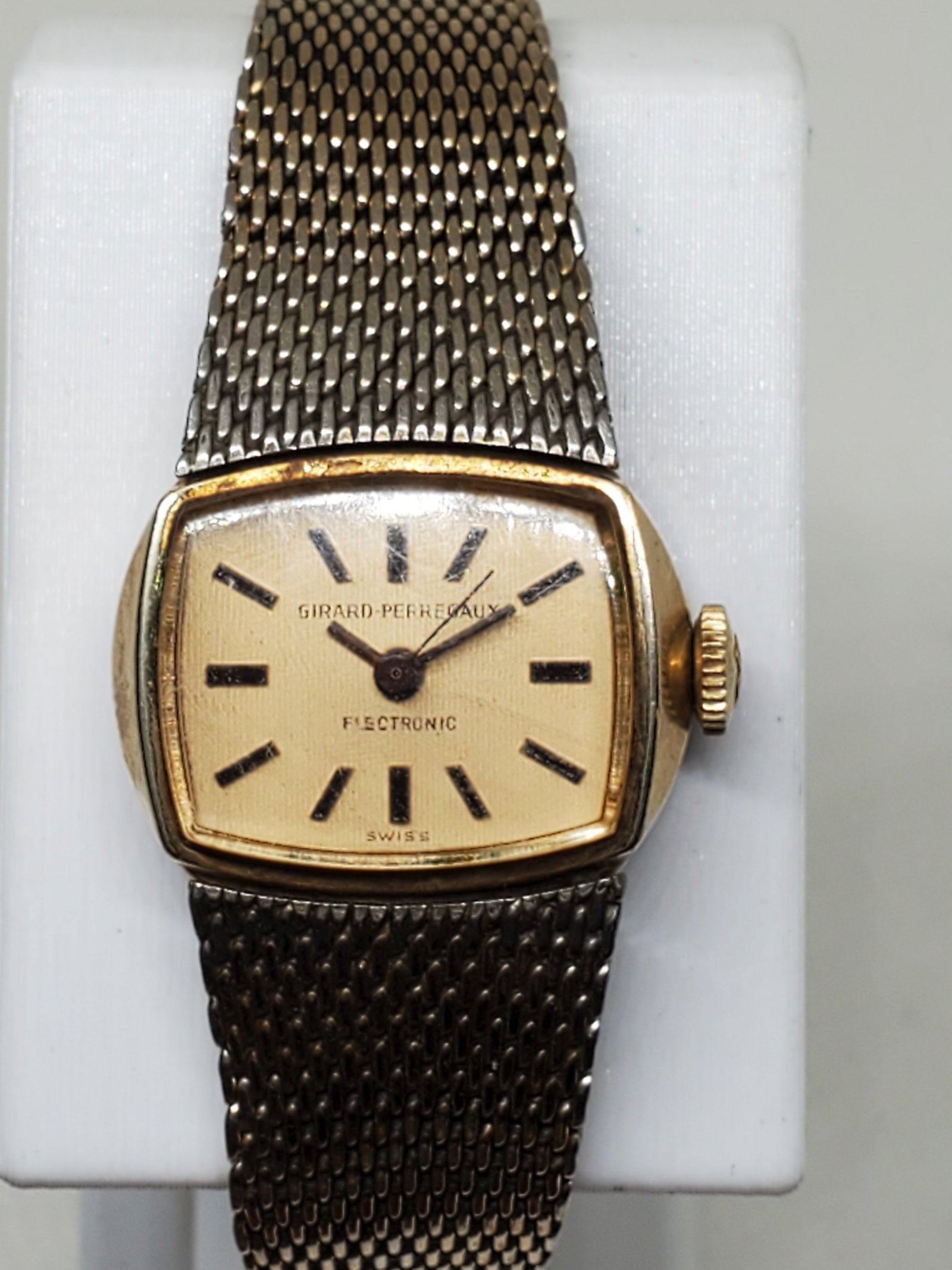 Girard Perregaux Gold Plated Electro Mechanical Ladies Watch, 1976s, Working: Experience the perfect blend of luxury, precision, and innovation with the Girard Perregaux Electro Mechanical timepiece in working condition. Designed for those who appreciate refined craftsmanship, 