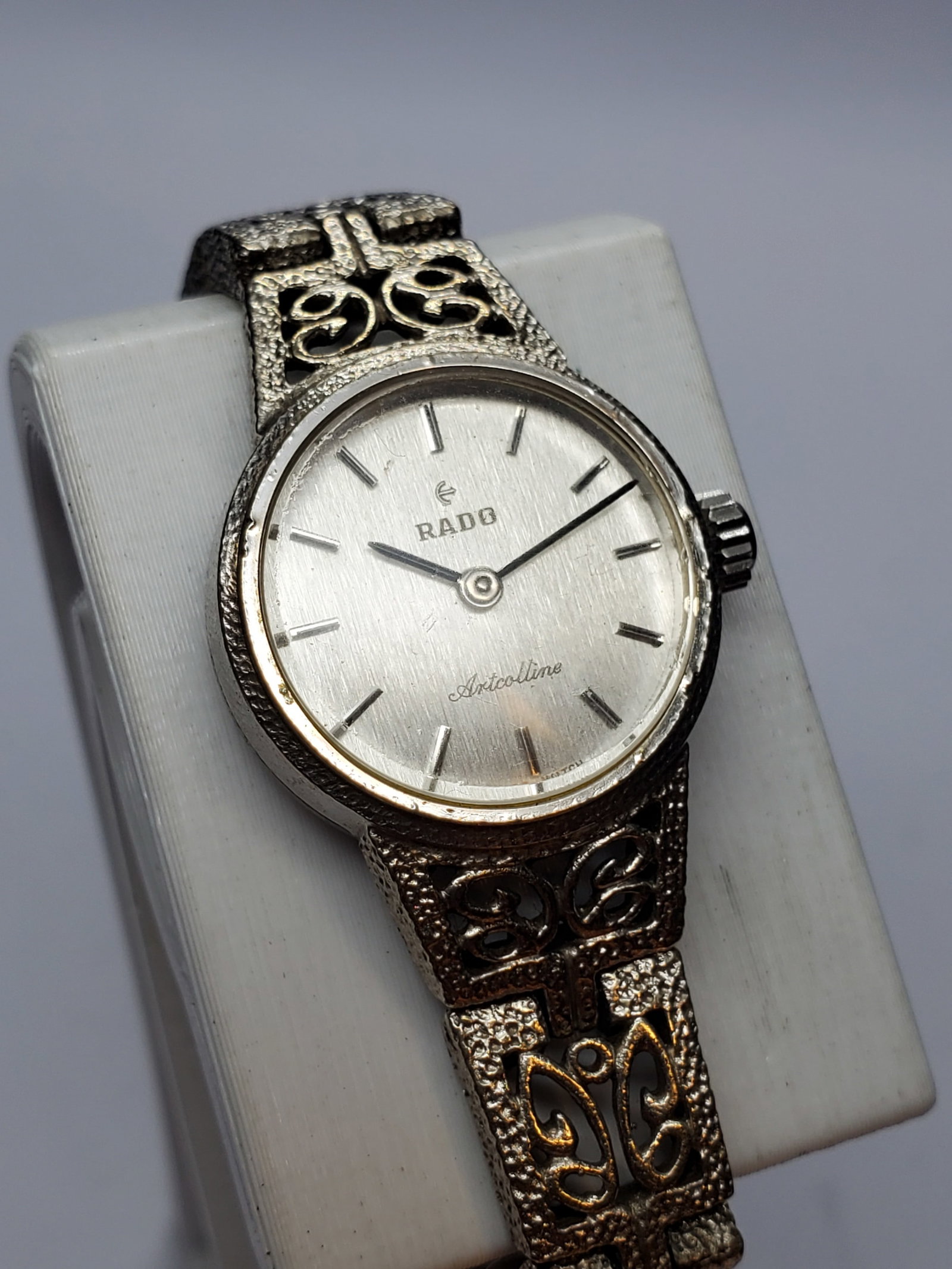 Vintage Rado Artcolline Manual Swiss Watch, 21mm, 1960s, Working: Elegant and distinctly vintage, this Rado Artcolline manual wind Swiss dress watch showcases the refined craftsmanship that made Rado a respected name among collectors. Founded in 1917 in Lengnau, Swi