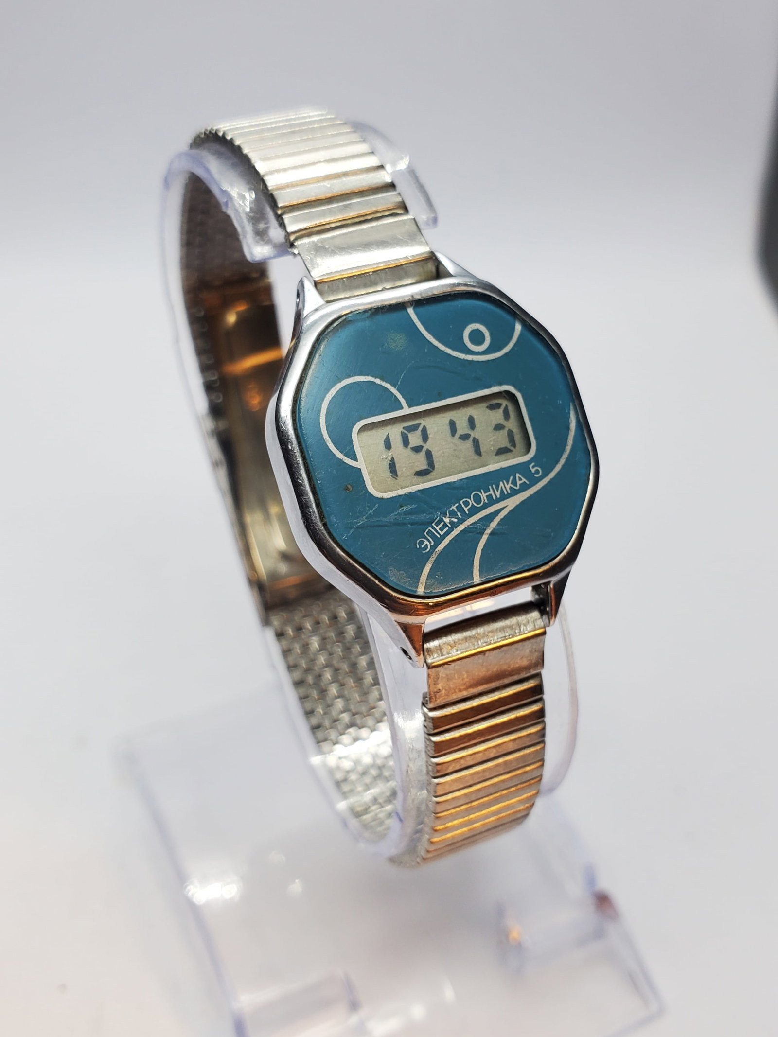 Elektronika 5 USSR Octagonal Digital Watch, 23x23mm, 1970s, Working: Discover the charm of Soviet innovation with this Elektronika 5 quartz digital watch, a distinctive piece from the USSR era (Integral factory in Minsk, Belarus) that blends retro technology with minim