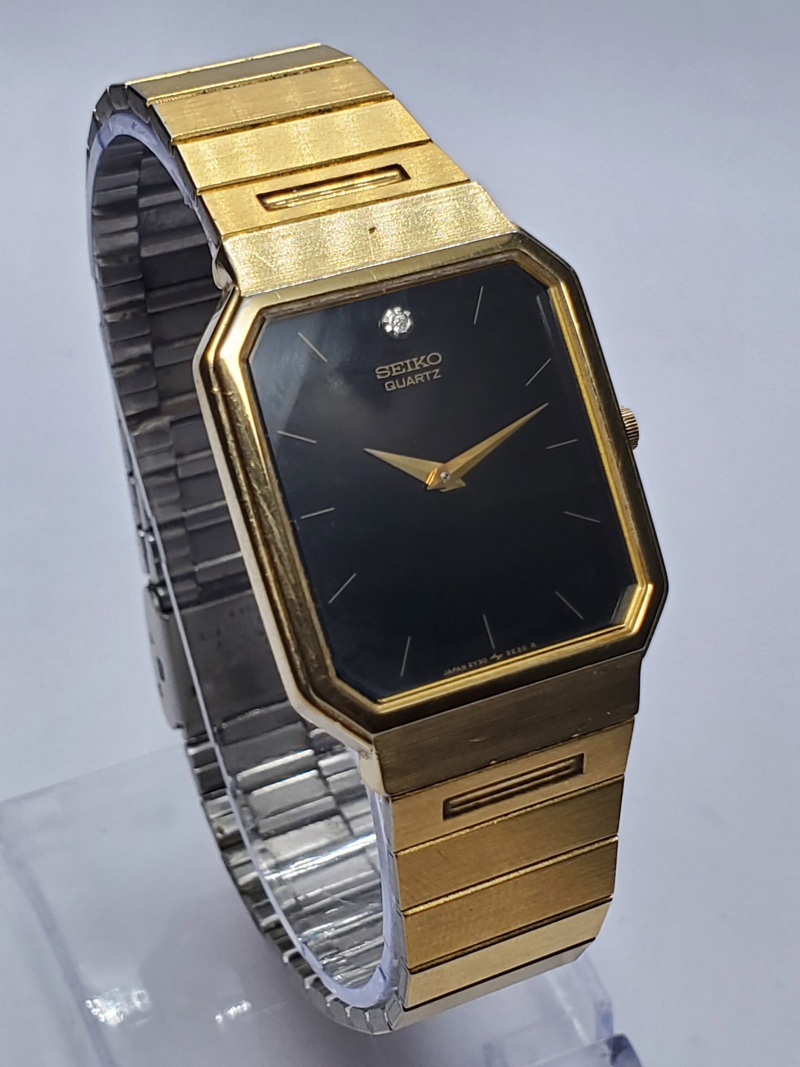 Seiko Diamond Accent Black Dial Quartz Watch, 26x36xx, 1988, Running: Elevate your collection with this elegant vintage Seiko 5Y30-5B89 quartz dress watch, a refined example of Japanese watchmaking excellence from one of the world?s most respected horology brands. Found