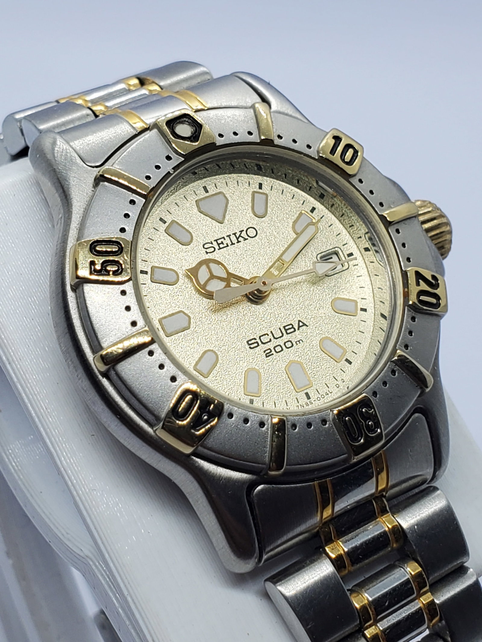 Vintage Seiko Scuba 200 m Ladies Dual Tone Diver Watch, 1990s, Running: The Seiko Scuba 7N85-0040 quartz diver watch blends sporty elegance with the proven durability that defines Seiko craftsmanship, making it an excellent choice for everyday use or vintage collection. F