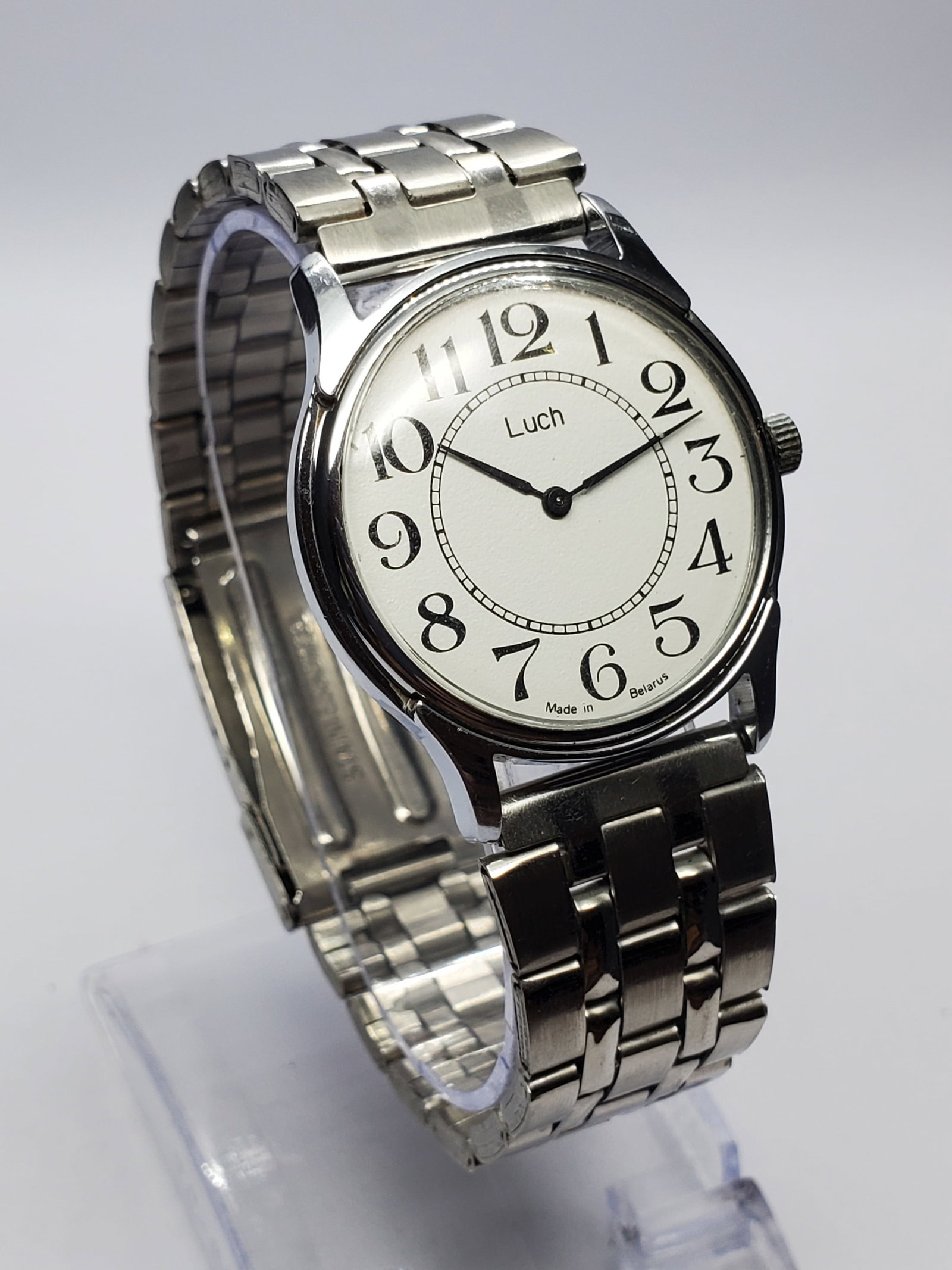Vintage Luch USSR Manual Watch White Dial Soviet USSR, 1980s, Running: This vintage Luch USSR manual wind watch reflects clean Soviet design paired with everyday durability, making it a desirable piece for collectors and practical wearers alike. Produced by the Minsk Wat