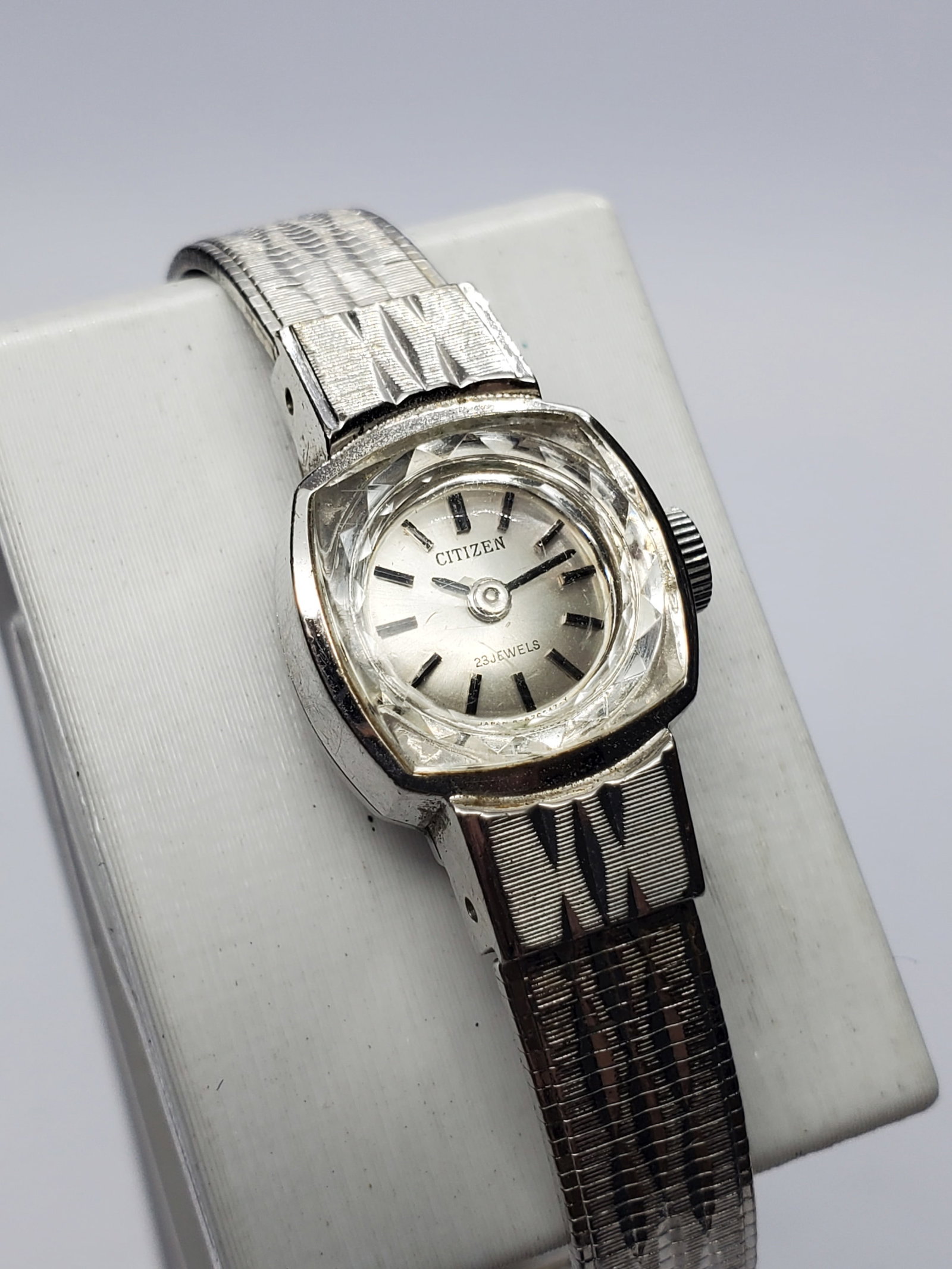 Vintage Citizen 23 Jewels WGP Cut Glass Manual Dress Watch, 15x15mm, 1970s, Running: Elegant and refined, this vintage Citizen Model 4-670710 manual wind ladies dress watch showcases the exceptional craftsmanship that established Citizen as one of Japan?s most respected watchmakers. F