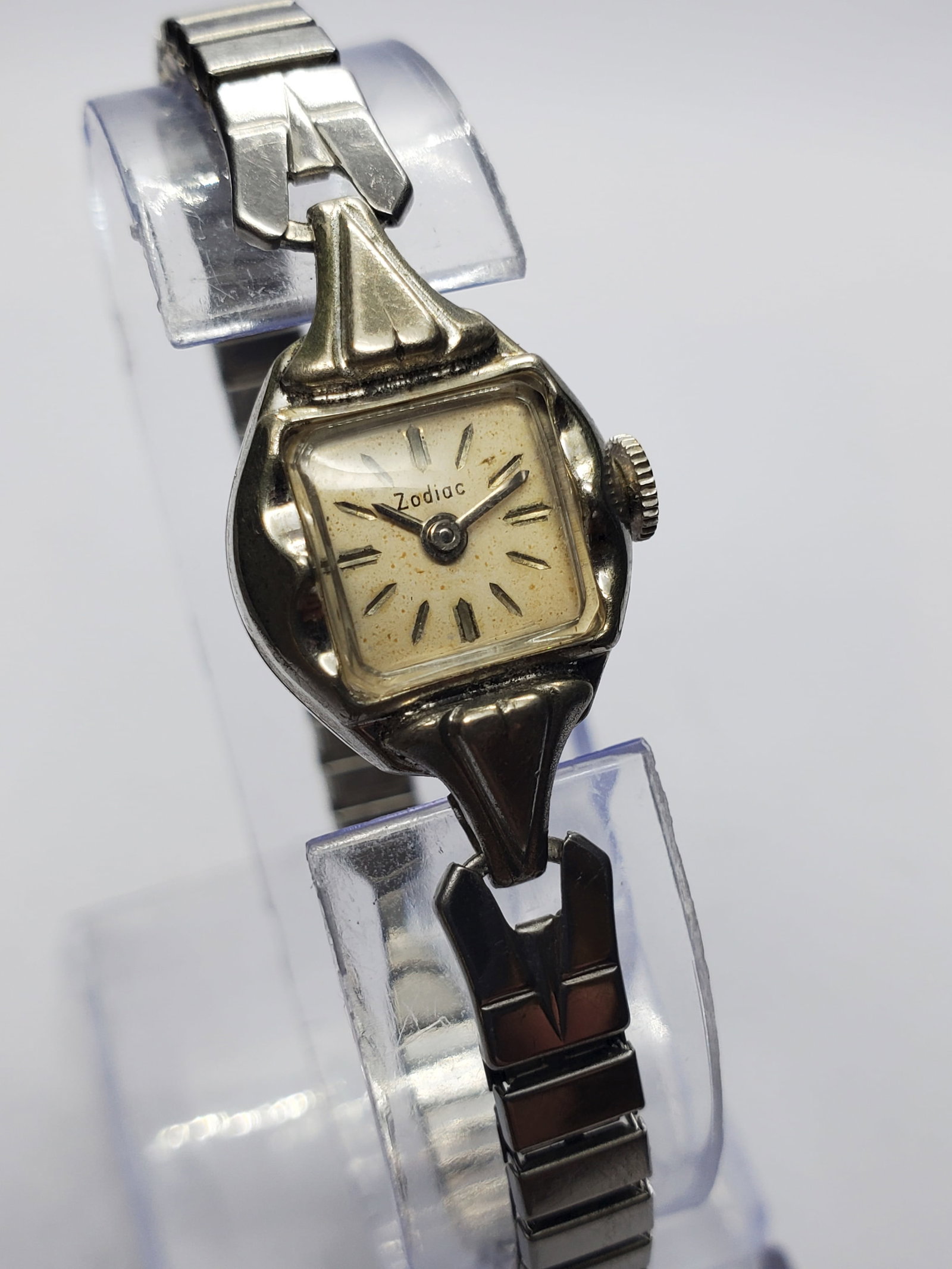 Vintage Zodiac 605 17 Jewels Swiss Manual Dress Watch, 16x19mm, Late 1950s, Running: Experience timeless Swiss craftsmanship with this elegant vintage Zodiac 605 ladies dress watch featuring a manual wind 17 jewel movement and a refined silver tone rounded square case. Founded by Aris