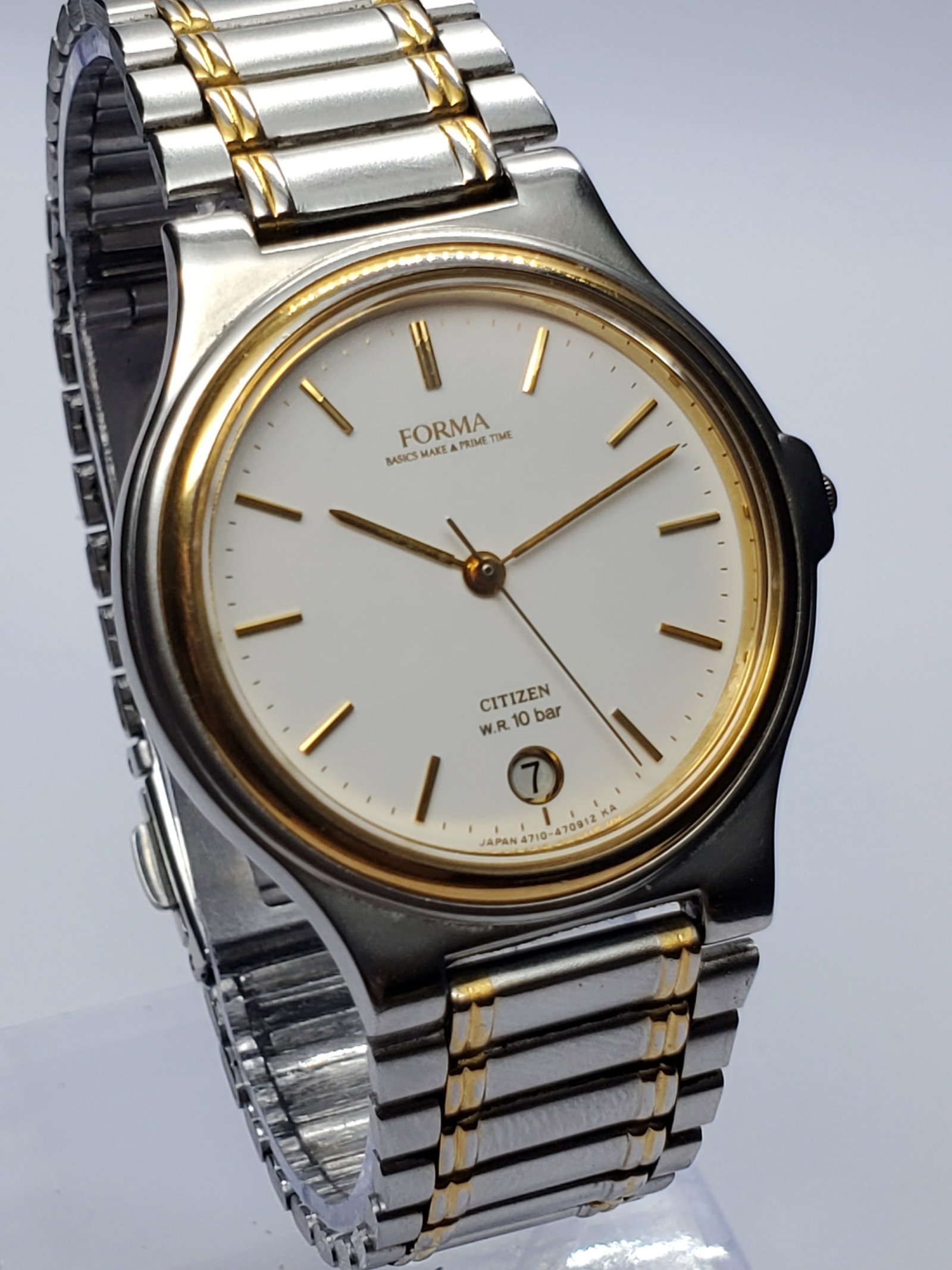 Vintage Citizen Forma Two Tone Dress Watch, 32mm, 1991, Running: Elegant Citizen Forma 4710 470176 quartz dress watch featuring a 32 mm silver tone case, refined gold tone bezel, clean white dial with gold baton markers, date display at 6 o?clock, and a handsome du