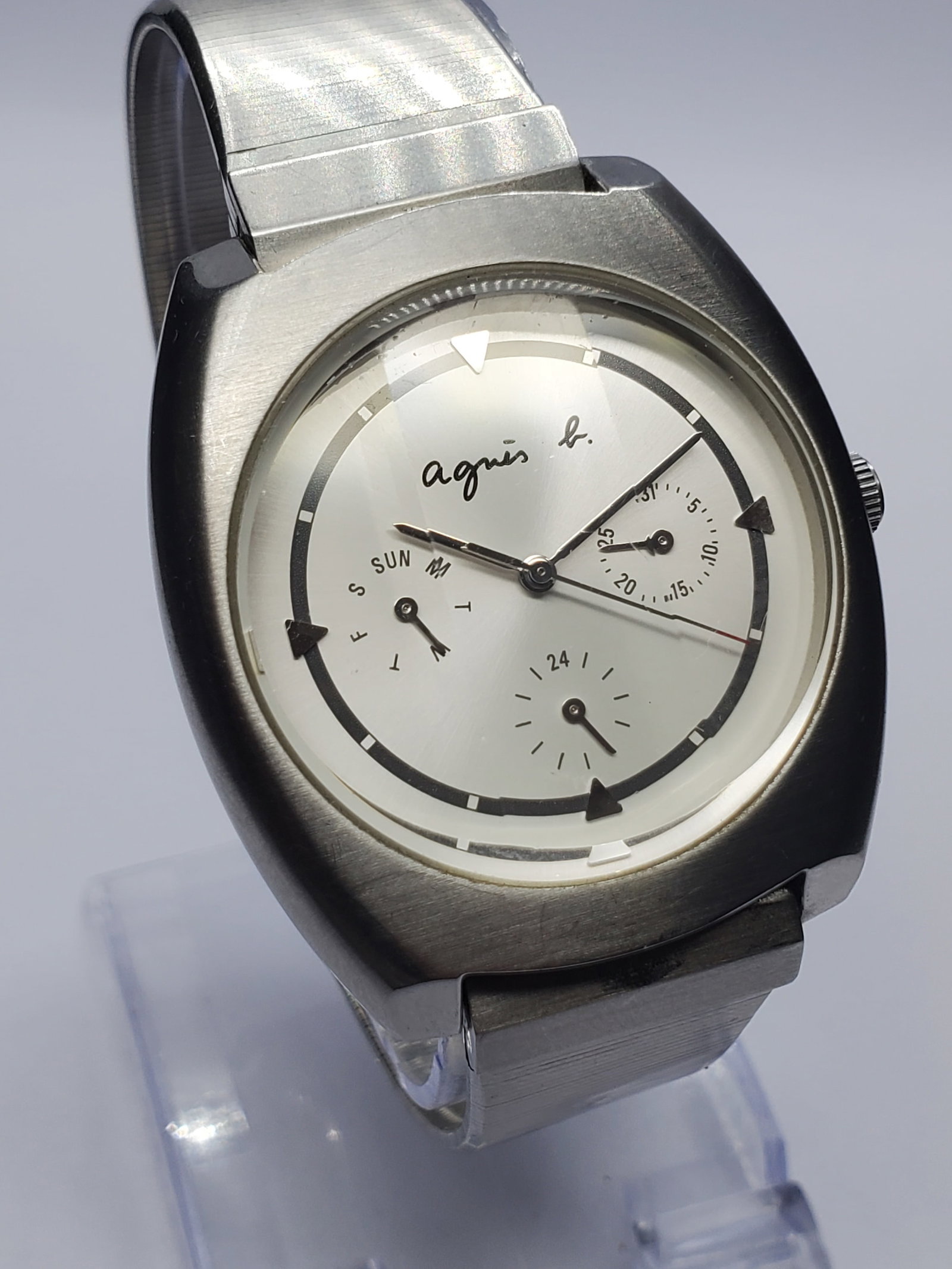 Vintage Agnes B Quartz White Sunburst Multi Dial Watch, 36x38mm, 1998, Running: Classic French design meets reliable Japanese craftsmanship in this Agnes B V33J 0030 Quartz watch, a stylish casual sports timepiece prized for its clean minimalist aesthetic and everyday versatility