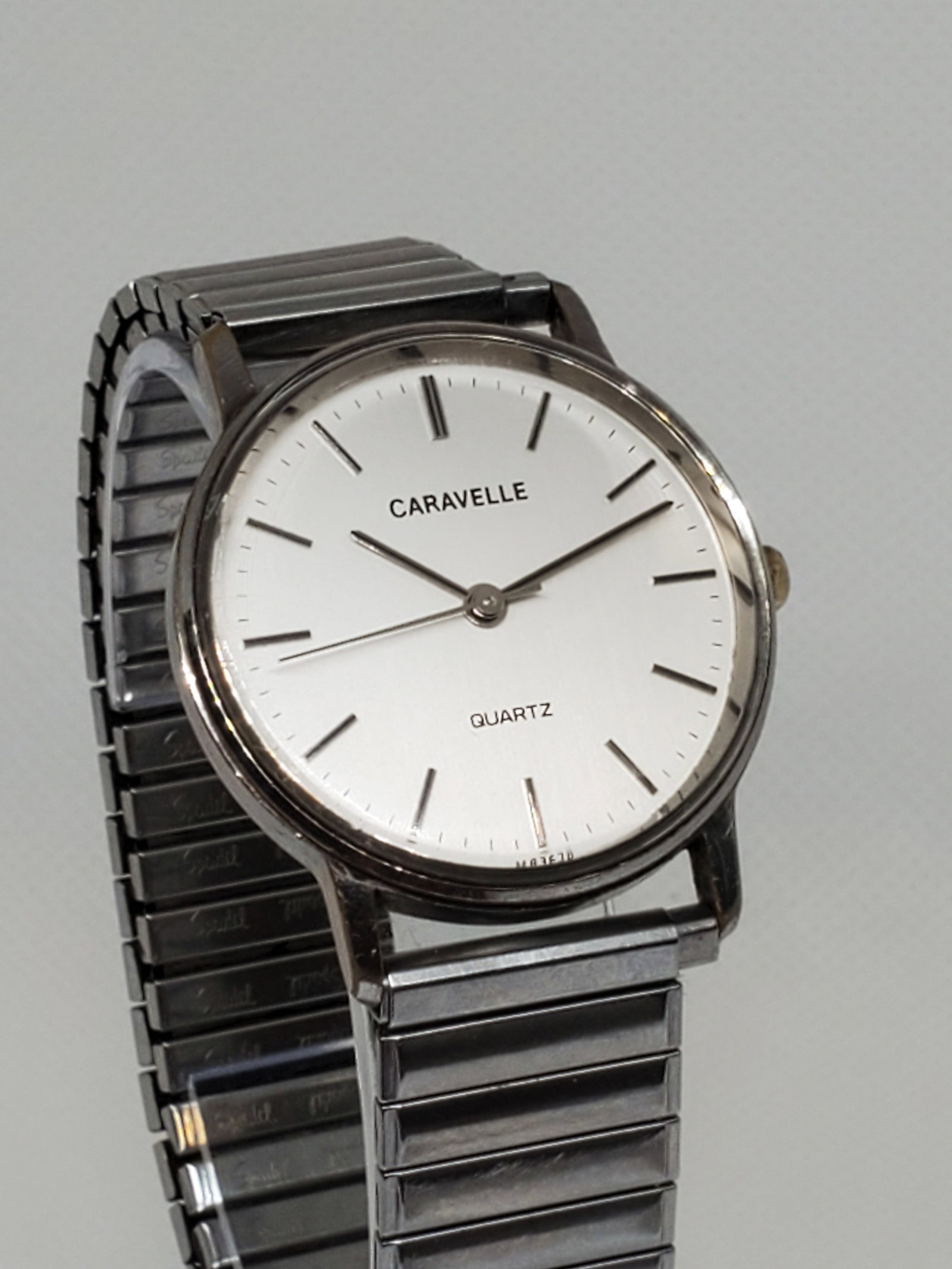 Vintage Bulova Caravelle M83678 Watch, 1980s, Running: Running condition Bulova Caravelle M83678 is a sophisticated yet sporty timepiece that balances vintage charm with modern reliability. Featuring a classic 1.26" (32mm) silver round dial and a versatil