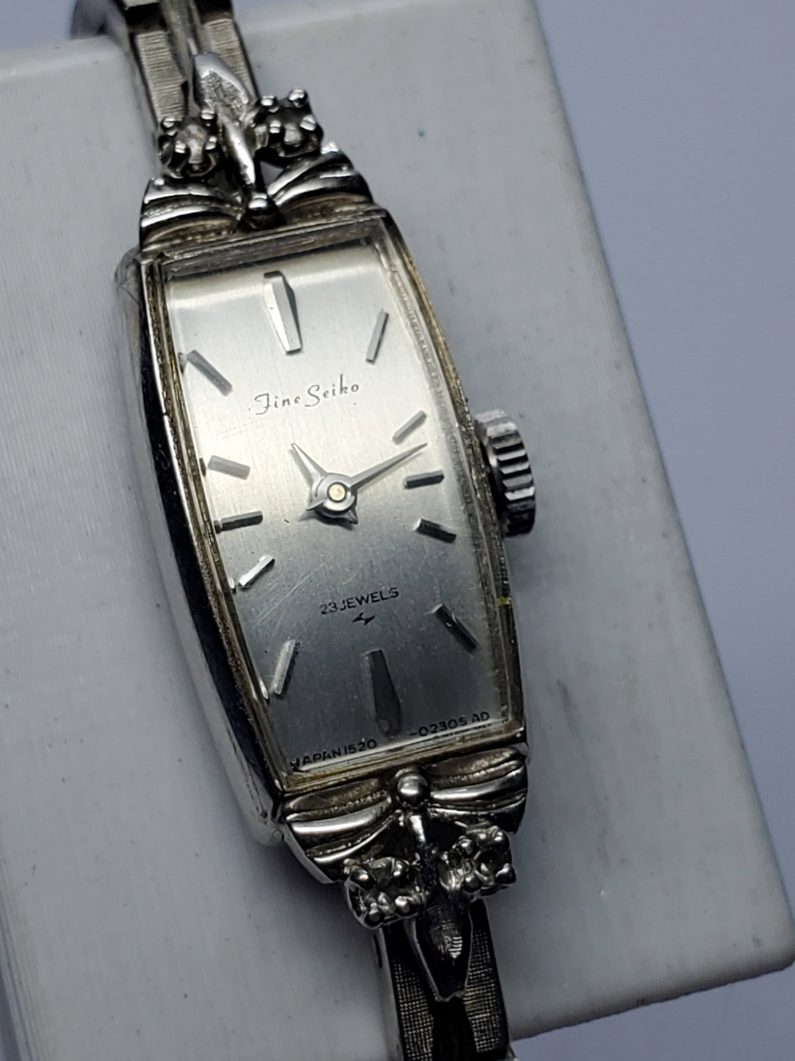 Vintage Fine Seiko 1520 Manual 23 Jewels Silver WGP Stones Watch, 12x31mm, 1967, Running: Experience the refined elegance of this vintage Fine Seiko 1520-7070 manual wind dress watch, a graceful ladies timepiece that reflects Seiko's renowned Japanese craftsmanship. Founded by Kintaro Hatt