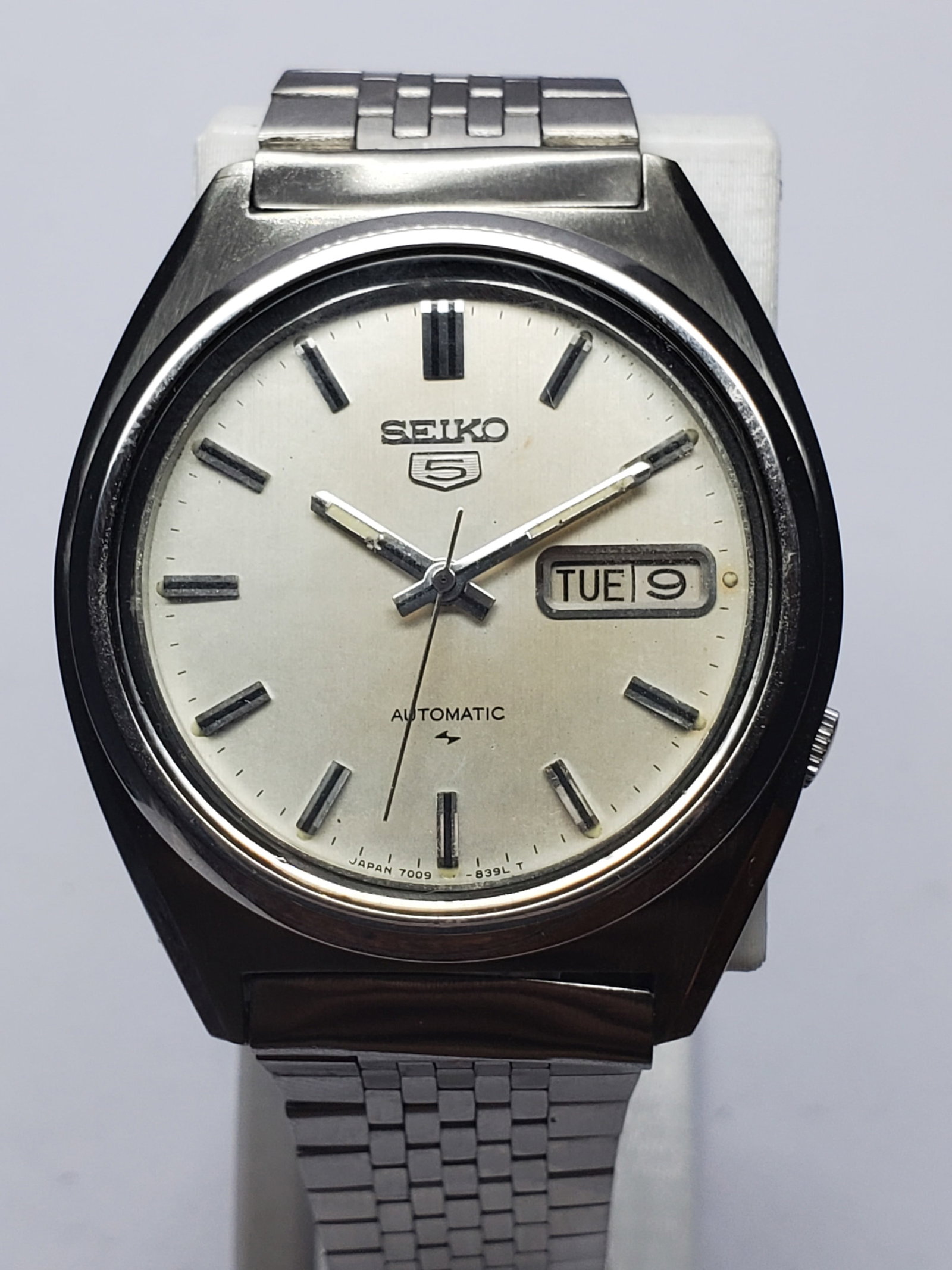 Vintage Seiko 5 Automatic Silver Tone Day Date Watch 7009-8330, 37mm, 1981, Running: Discover the enduring appeal of this vintage Seiko 5 7009 8330 automatic dress watch, a classic example of Seiko?s renowned craftsmanship and reliability. Founded by Seiko in 1881 in Tokyo, Japan, Sei