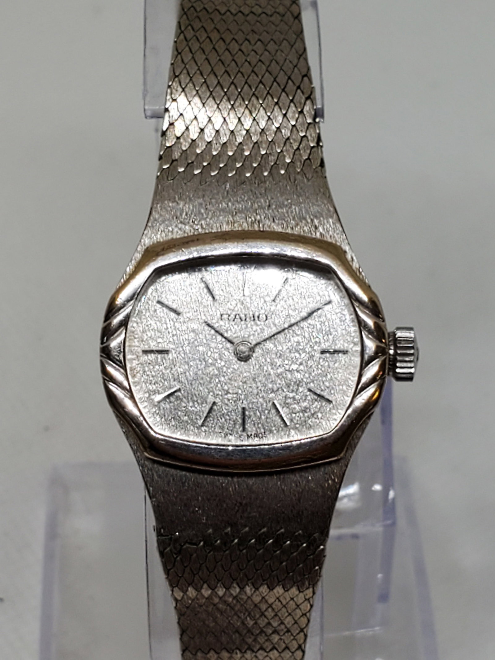 Vintage Rado Silver Manual Ladies Watch, 1980s, Running: Step into the world of luxury and precision with this stunning Rado 305.3210.2 watch. A true symbol of Swiss craftsmanship, this timepiece features a sleek silver case that perfectly complements its b