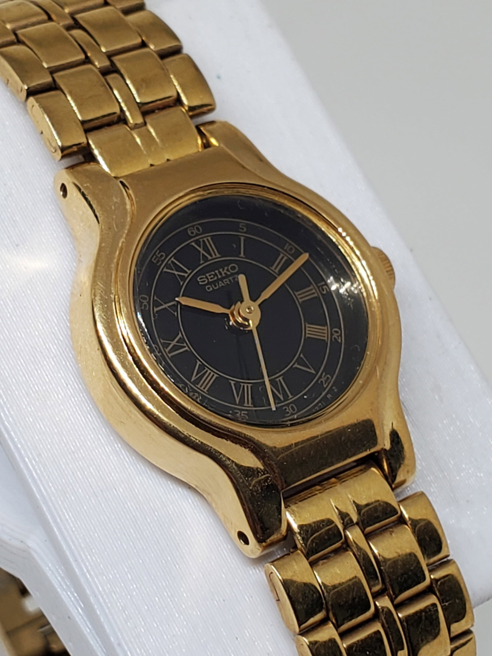 Vintage Seiko Quartz V401 Roman Numerals Gold Tone Dress Watch 1982, Running: This elegant Seiko Quartz dress watch, model V401-0289, exemplifies refined Japanese watchmaking with a timeless aesthetic designed for everyday sophistication. Featuring a gold plated case paired wit