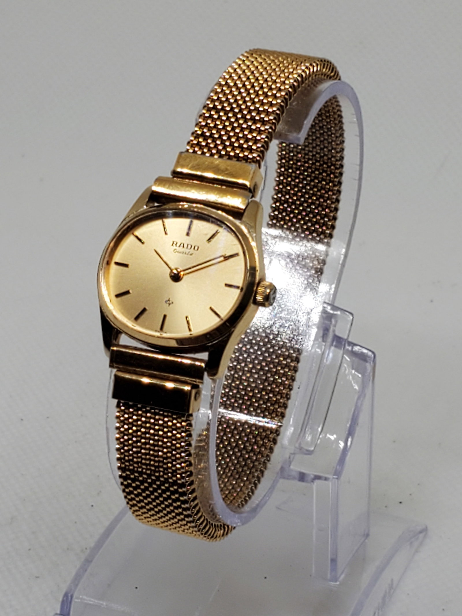 Vintage Rado 133.9511.2 Gold Plated Quartz Swiss Watch Elegant Mesh Bracelet, 1980s, Running: his exquisite Rado 133.9511.2 Quartz watch embodies the brand?s timeless prestige and refined Swiss craftsmanship. Designed with a gold-plated case and a matching gold dial, it exudes understated eleg