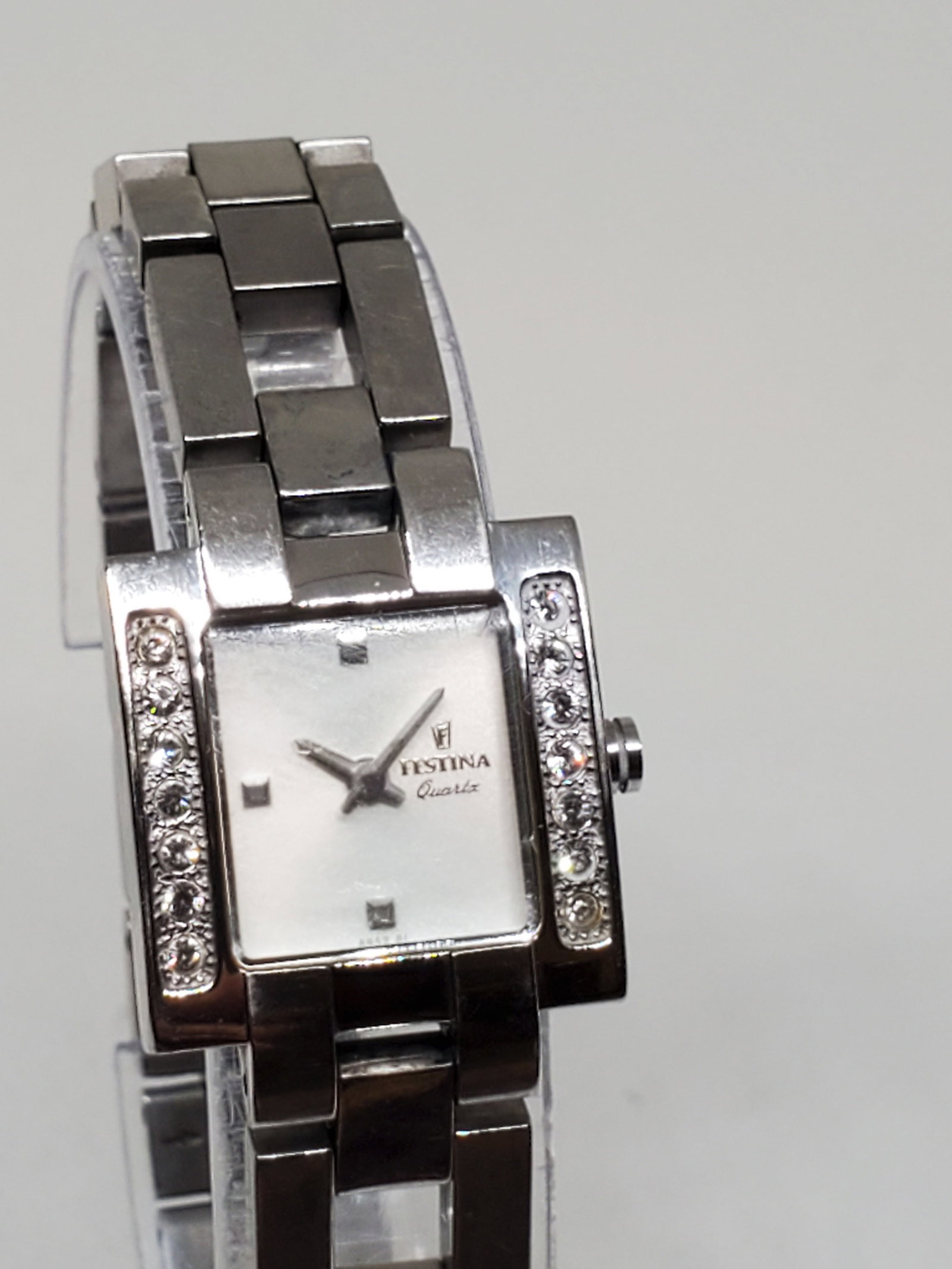 Vintage Festina 8952 Watch, 2000s, Running: This Festina 8952 exudes classic elegance and brings a timeless sense of luxury to any wrist running . With its stunning square silver dial and sparkling crystals set on the bezel, this piece captures