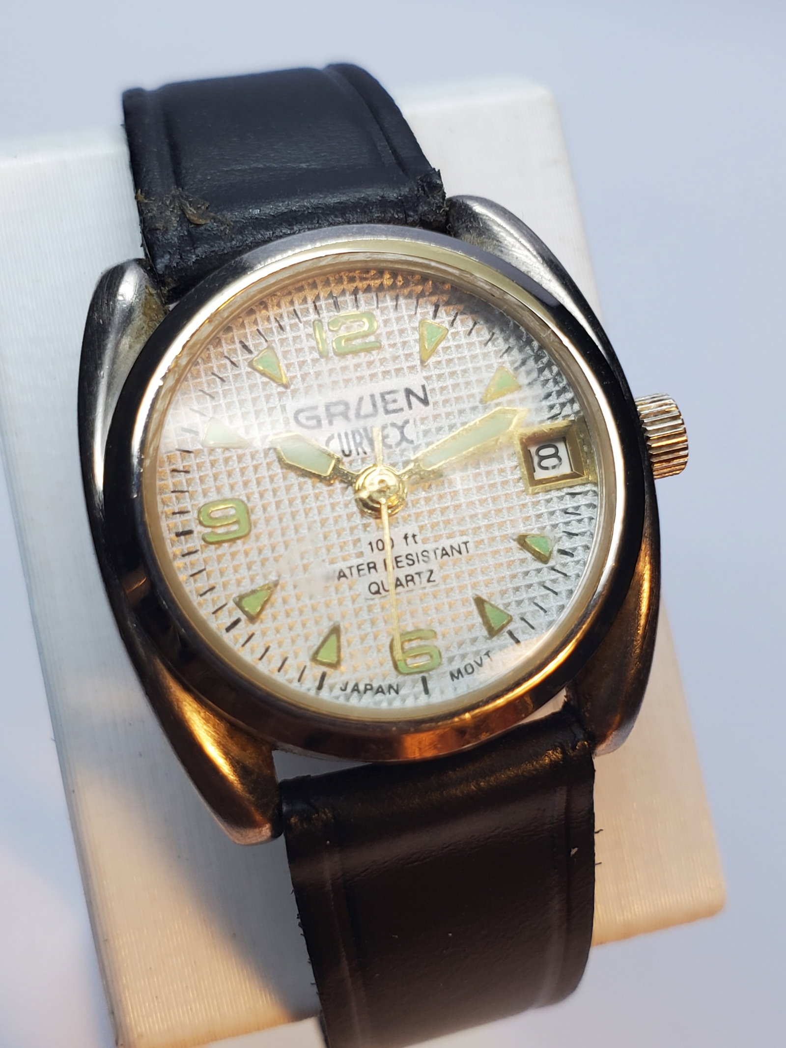 Vintage Gruen Curvex Textured Dial Date Quartz Classic Watch, 22mm, 1980s, Running: This vintage Gruen Curvex GR210 quartz watch blends classic design with everyday practicality, featuring a distinctive patterned white dial with a fine waffle texture that adds depth and visual intere