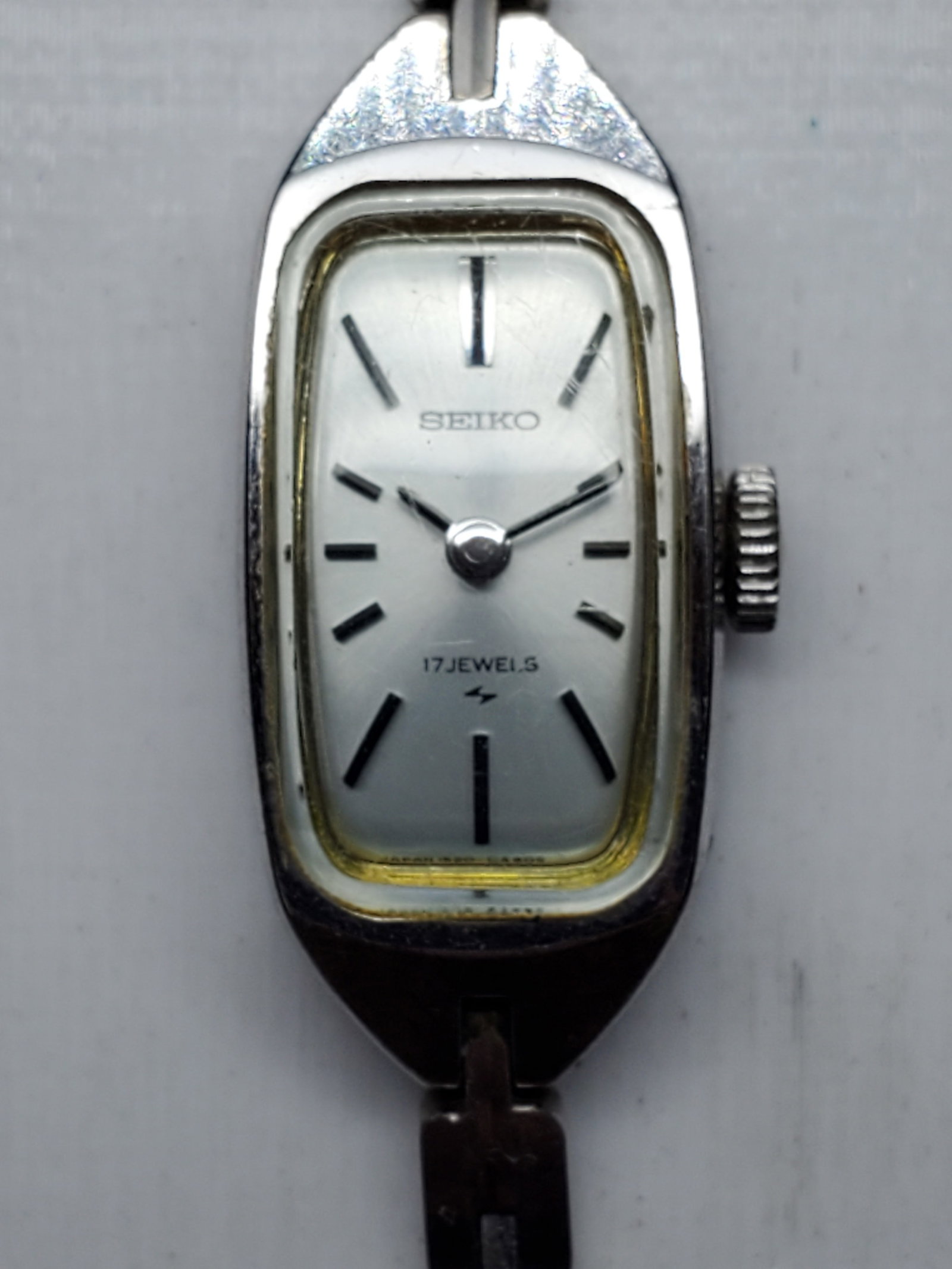 Vintage Seiko Manual 17 Jewels WGP Ladies Dress Watch, 13x28mm, 1971, Running: Elegant vintage Seiko 1520-3490 ladies dress watch featuring a WGP (White Gold Plated) case, silver sunburst dial, 17 jewel manual wind movement, and original metallic bracelet measuring 6 inches. The