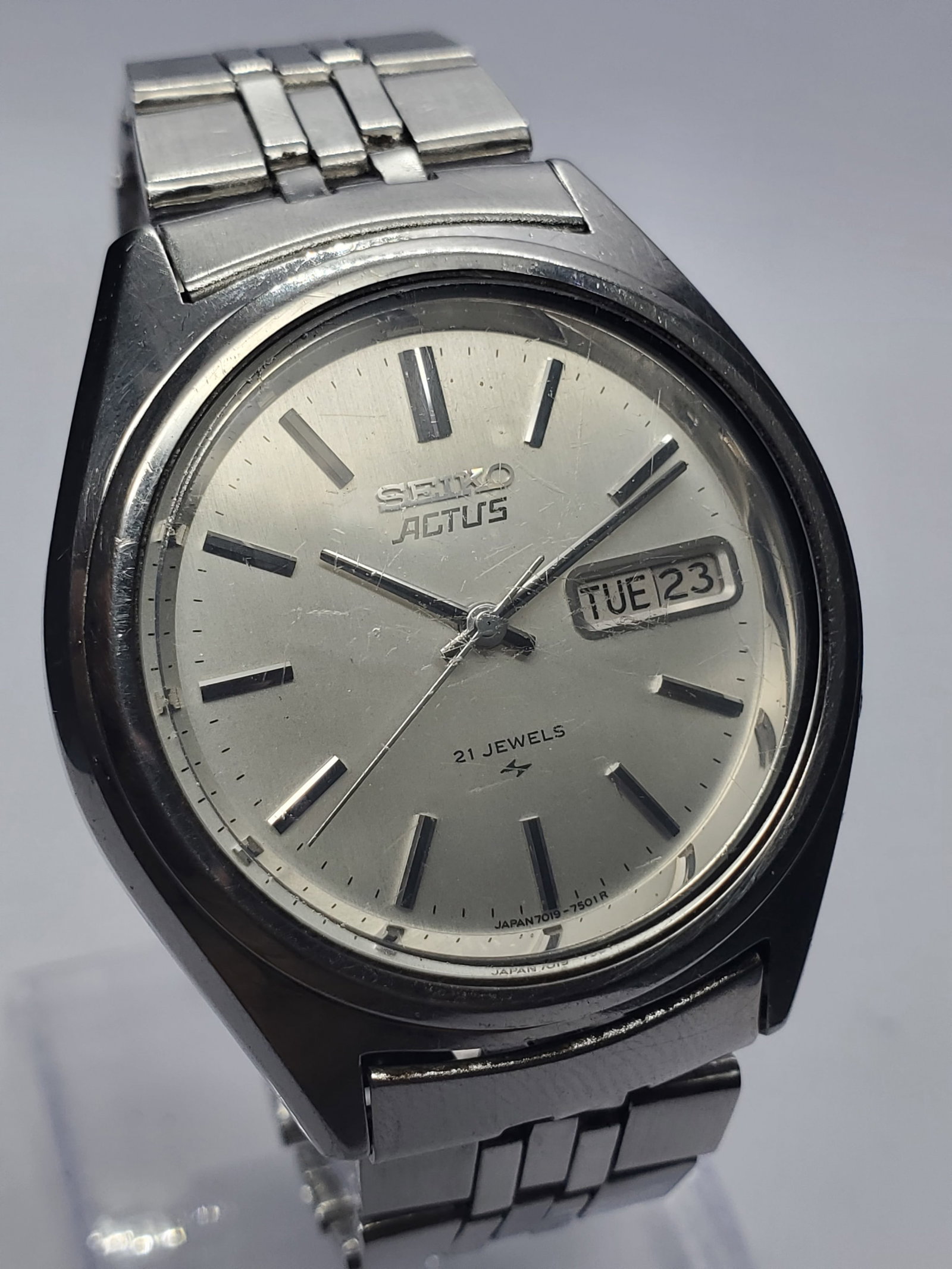 Vintage Seiko Actus 21 Jewels Automatic 7019-7430 Silver Dial Watch, 38 mm, 1978, Running: Experience classic Japanese craftsmanship with this vintage Seiko Actus 7019 7430 automatic dress watch, a sought after model from one of Seiko?s most respected vintage collections. Founded by Kintaro