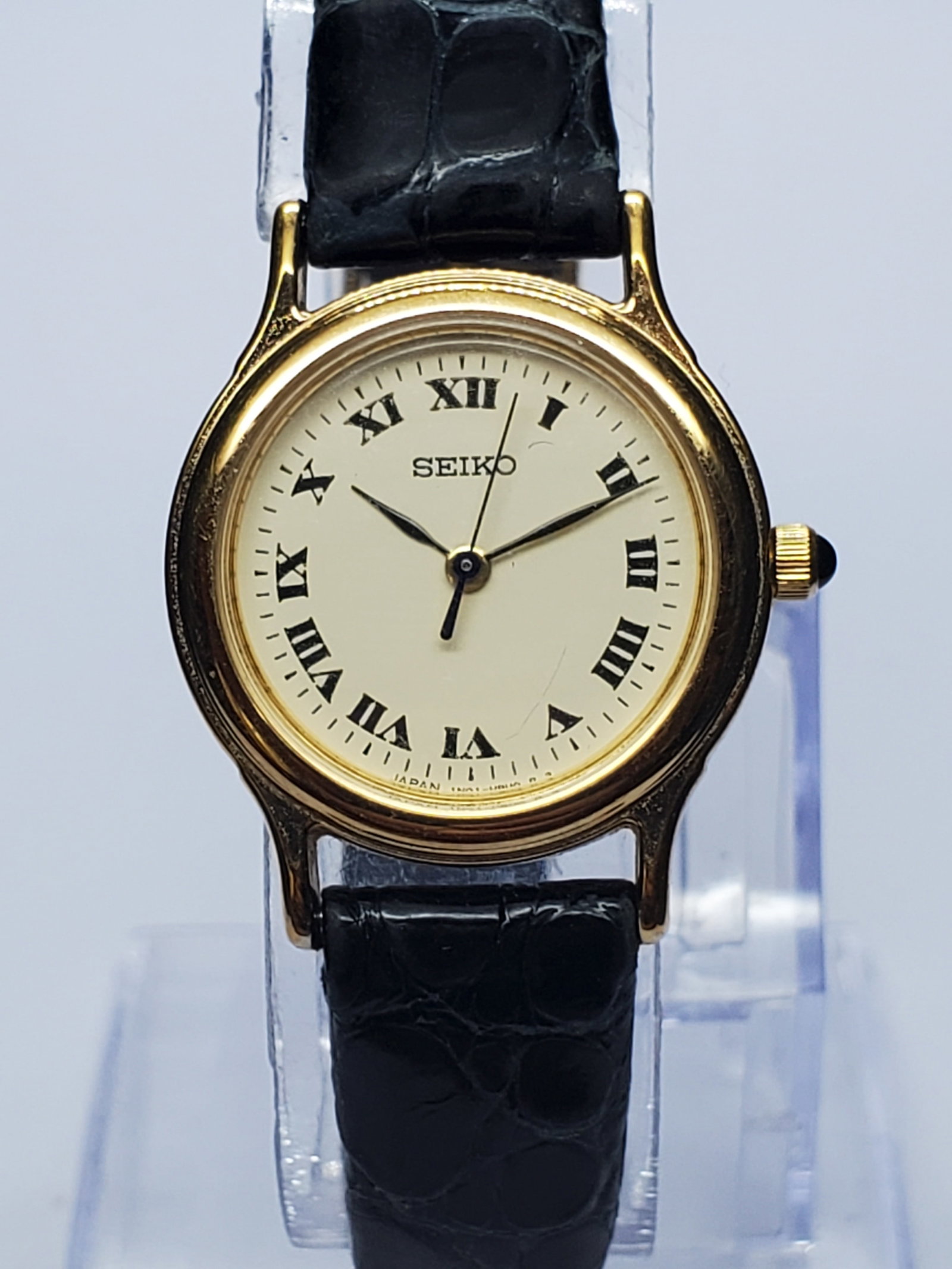 Vintage Seiko IENA Gold Tone Roman Dial Watch, 23mm, 1990s, Running: Elegant and refined, this vintage Seiko IENA 1N01-HAG0 ladies? quartz dress watch was made by Seiko for Japanese fashion house IENA. Its petite 23 mm gold-plated case frames a warm beige dial with bol
