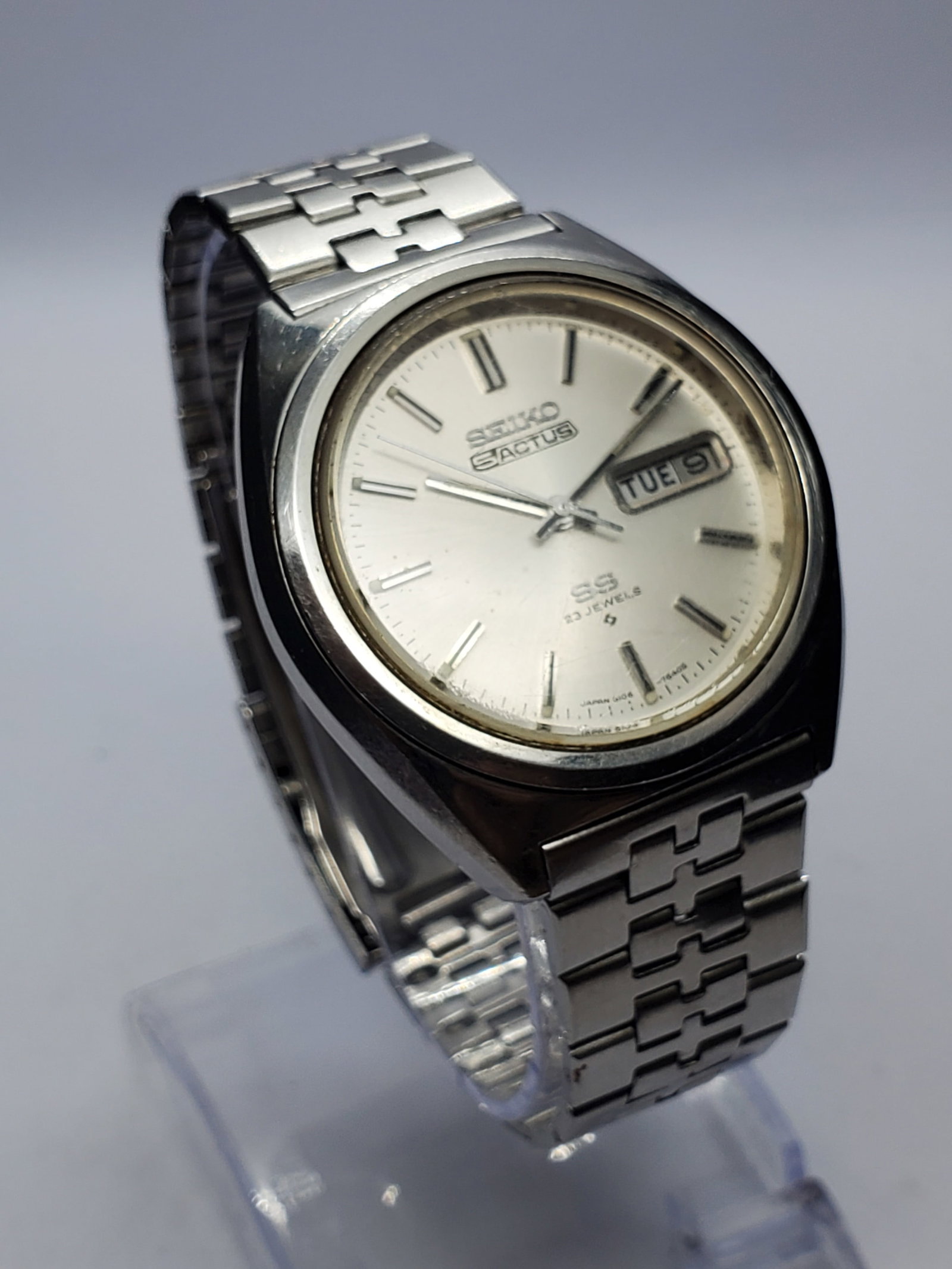 Vintage Seiko 5 Actus SS 23 Jewel Automatic Silver Dial Watch, 37mm, 1974, Running: Discover the enduring appeal of this vintage Seiko 5 Actus SS 6106 7520 Automatic Dress Watch, a classic example of Japanese watchmaking excellence. Founded by Kintaro Hattori in 1881 in Tokyo, Seiko 