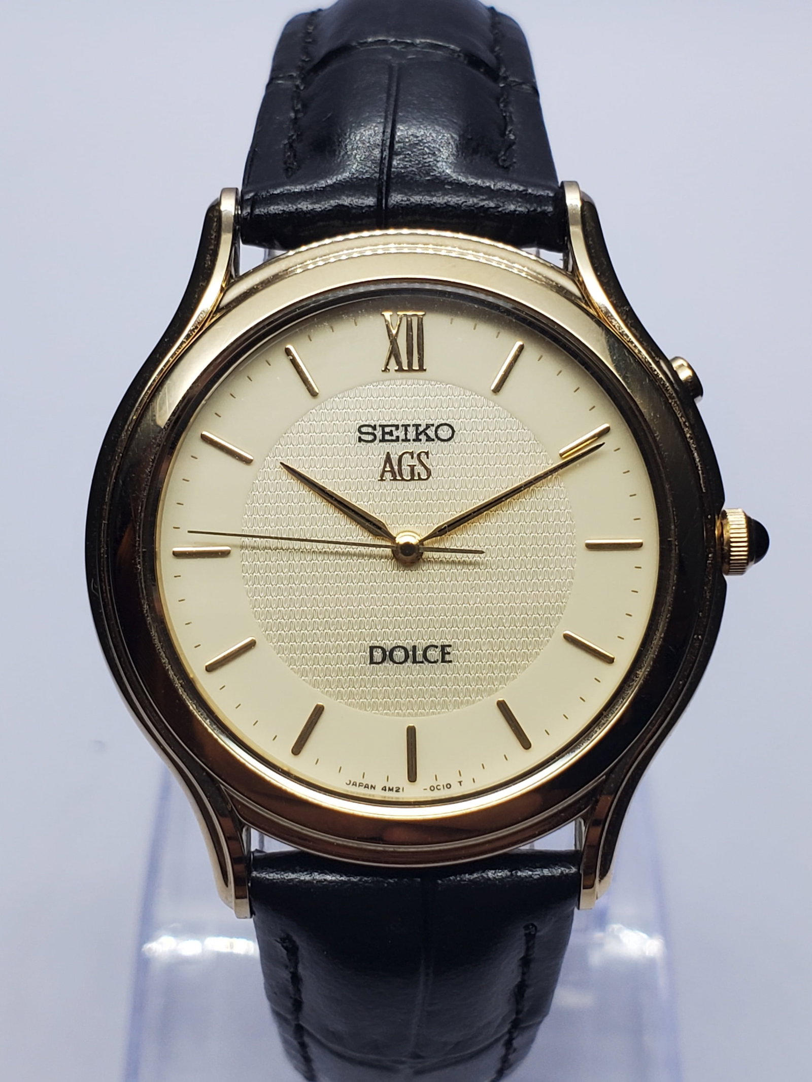 Vintage Seiko Dolce AGS Gold Dress Watch, 33mm, 1996, Running: Experience refined Japanese elegance with this vintage Seiko AGS Dolce 4M21-0B70 gentlemen?s dress watch, estimated to date from November 1996. Its slim 33 mm gold-plated case frames a beige dial with