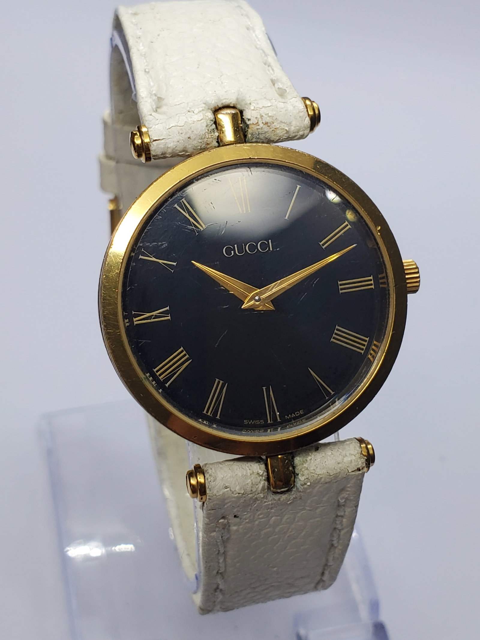 Vintage Gucci Sherry Line 2000M Black Dial Gold Plated Dress Watch, 30mm, 1990s, Running: Elevate your collection with this elegant Gucci Sherry Line 2000M Swiss quartz dress watch, a timeless luxury accessory that reflects the refined Italian style for which Gucci is renowned. Founded by 