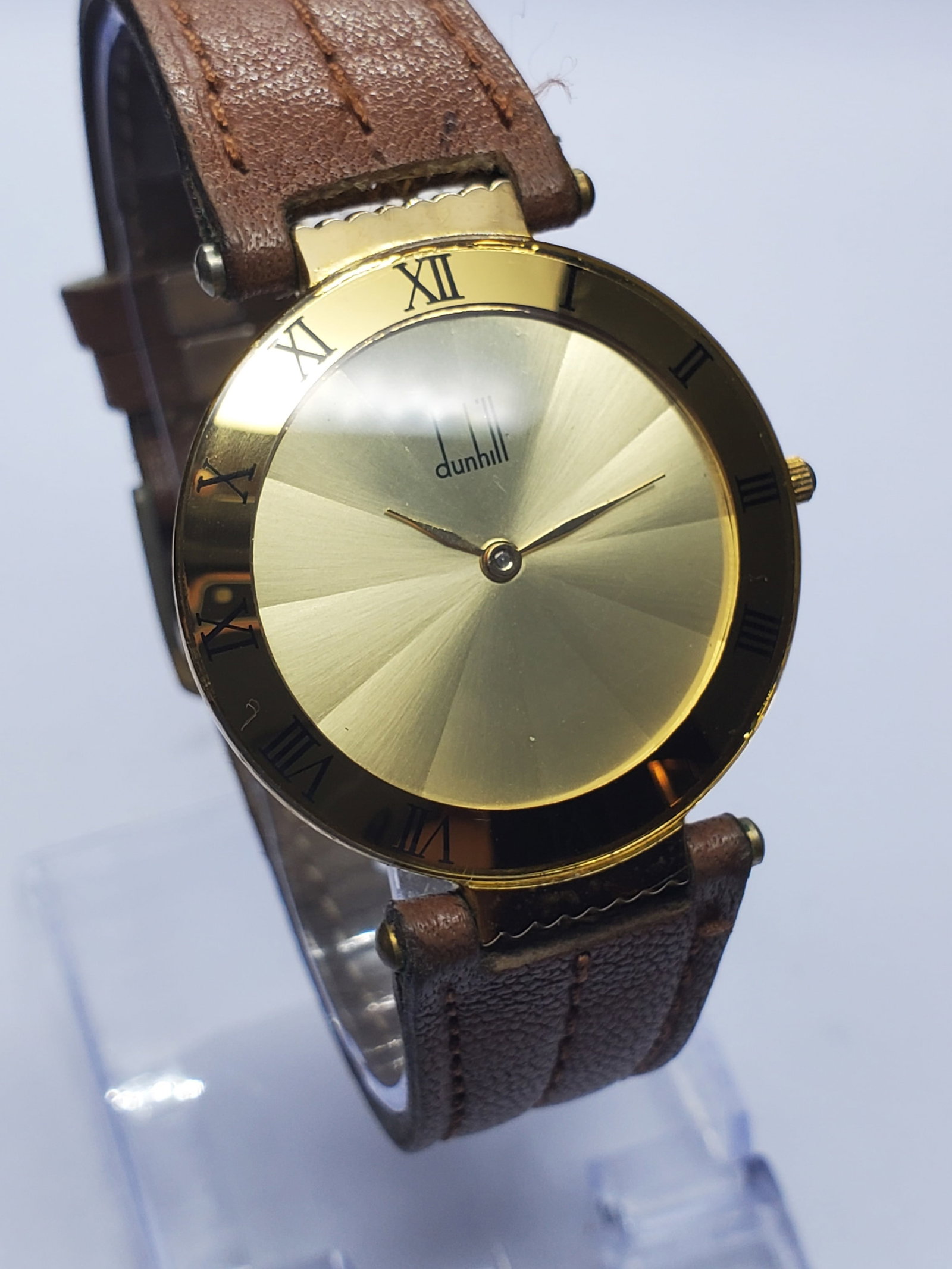 Vintage Dunhill Classic Roman Bezel Sector Sunburst Gold Dial Watch, 31mm, 1999s, Running: Discover refined British luxury with this elegant Dunhill Classic 8685 quartz dress watch. Founded by Alfred Dunhill in 1893 in London, England, Dunhill is celebrated worldwide for its sophisticated c