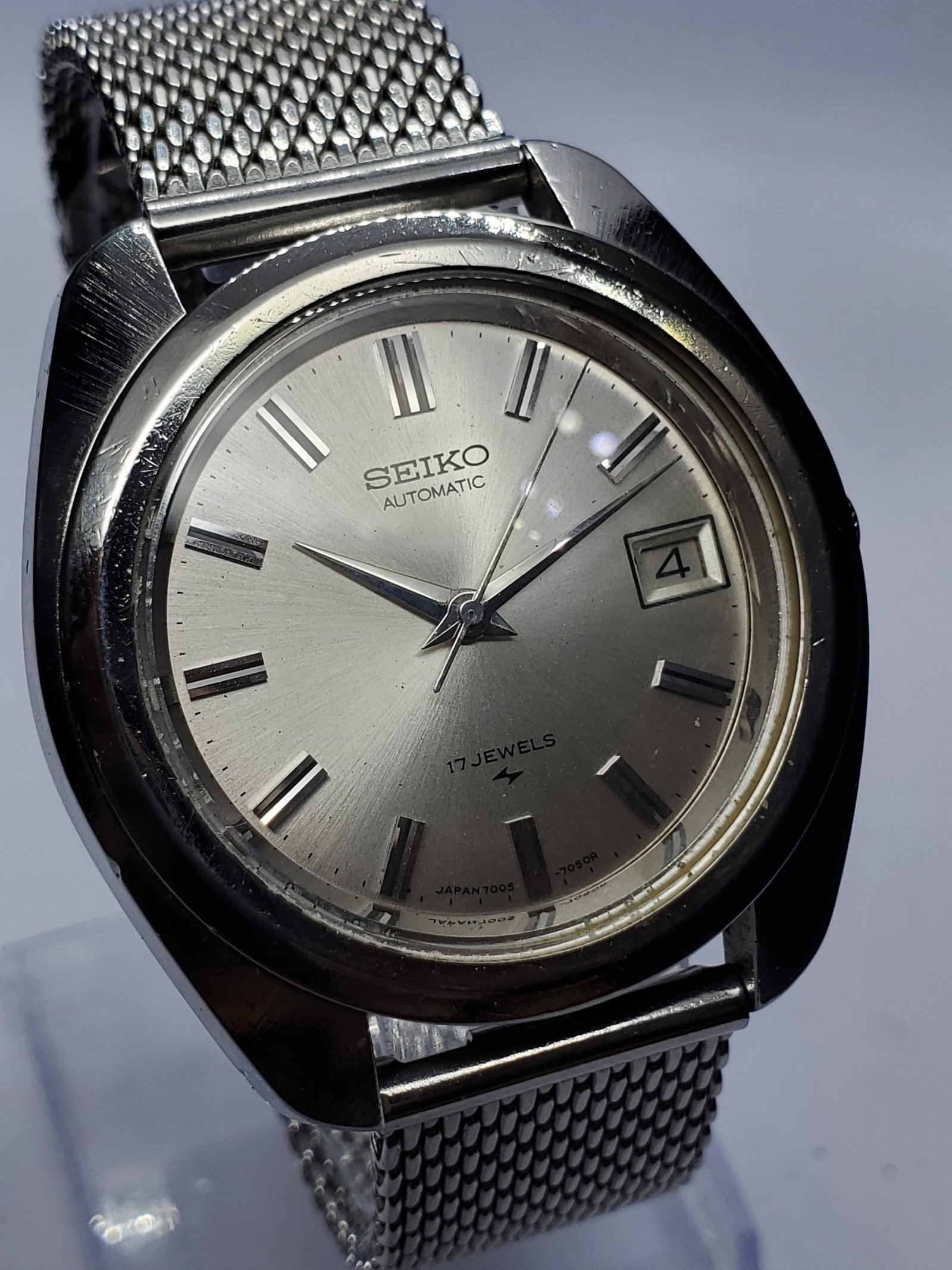 Vintage Seiko 7005-7031 Automatic 17 Jewels Silver Dial Dress Watch, 38mm, 1974, Running: Discover the timeless appeal of this vintage Seiko 7005-7031 Automatic dress watch, a classic example of Japanese craftsmanship from one of the world?s most respected watchmakers. Founded by Kintaro H