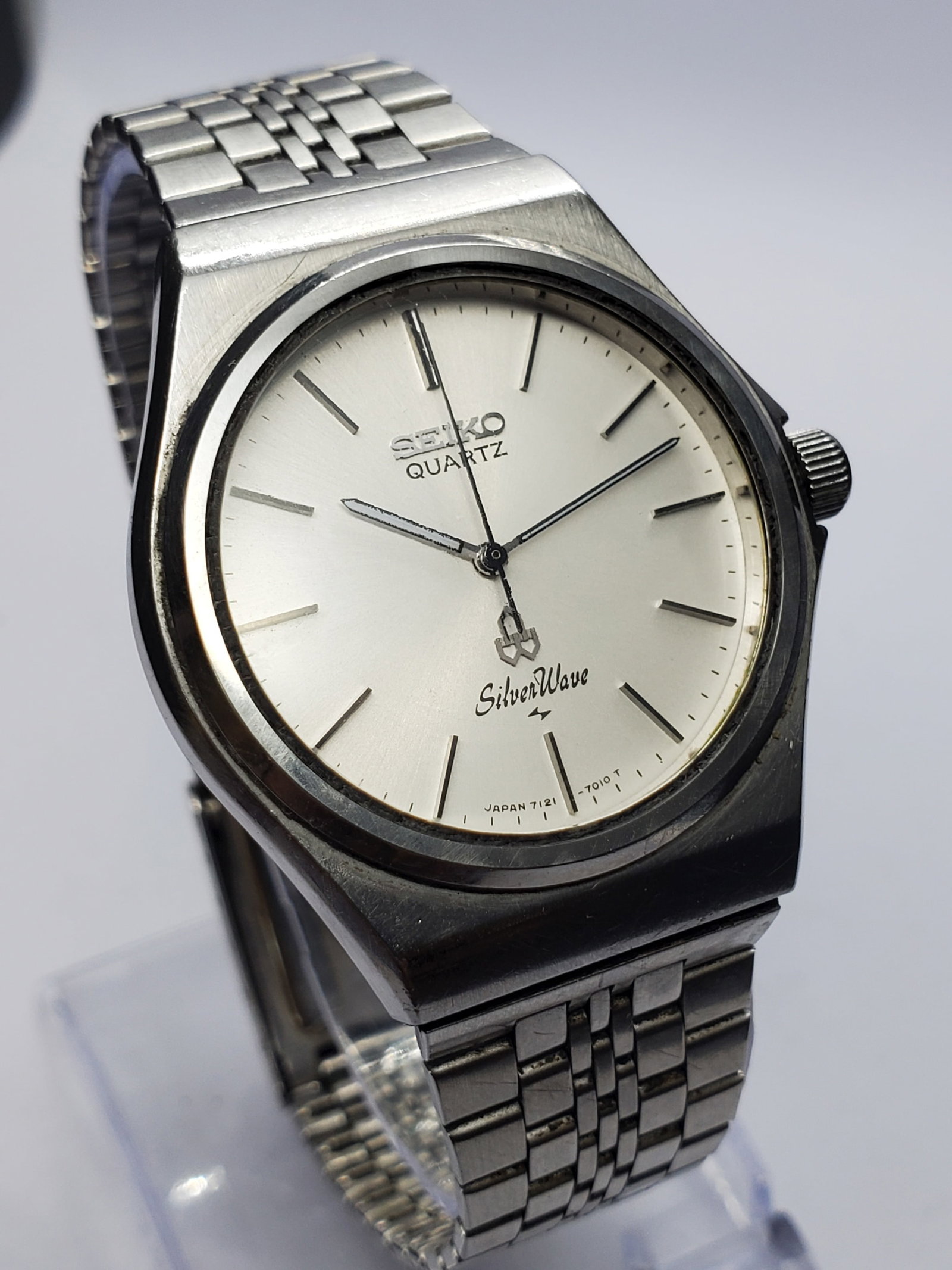 Vintage Seiko Silver Wave 7121-7010 Silver Sunburst Dress Watch, 34x40mm, 1980, Running: Discover the understated elegance of this vintage Seiko Silver Wave 7121 7010 Quartz dress watch, a refined Japanese timepiece celebrated for its slim profile, precision, and timeless styling. Founded