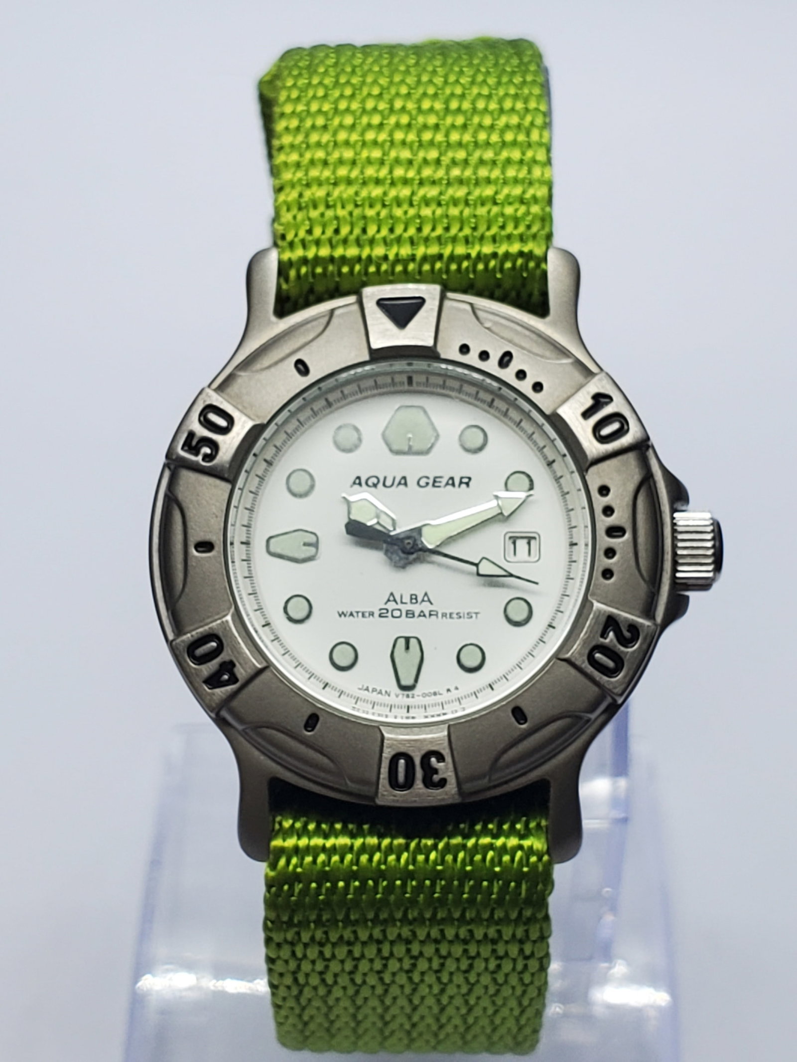Vintage Seiko Alba Aqua Quartz Ladies Diver Watch, 30mm, 1991, Running: This distinctive vintage Seiko Alba Aqua Gear V782-0060 ladies quartz watch combines Japanese reliability with sporty elegance. Its compact 30 mm dark gray gunmetal-tone case has a satin-textured fini