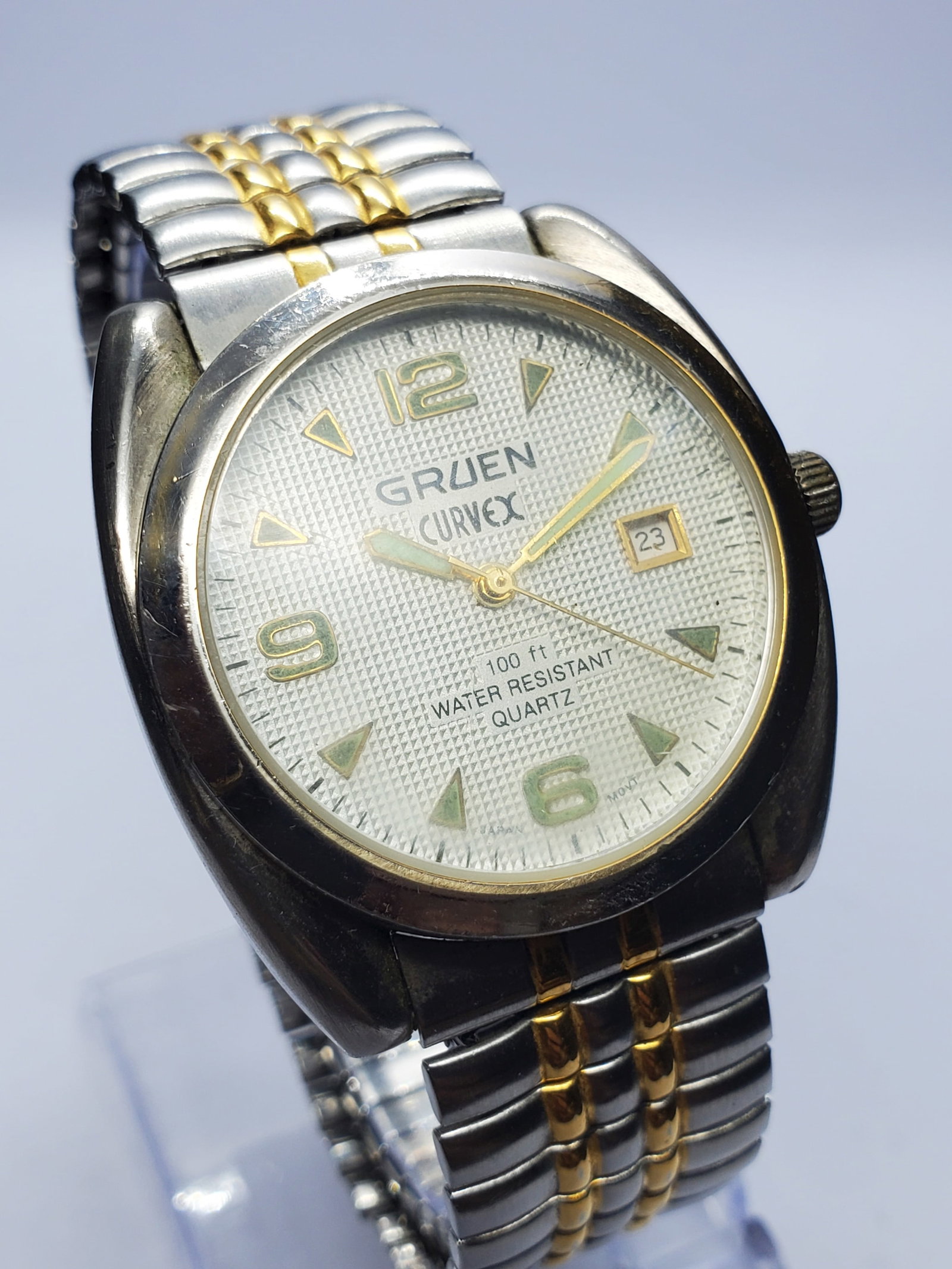 Vintage Gruen Curvex White Pattern Dial Dress Watch, 37mm, 1990s, Running: Discover timeless style with this vintage Gruen Curvex GR508 quartz dress watch, a refined timepiece that reflects the enduring elegance of the famous Curvex collection. Founded by Dietrich Gruen in 1