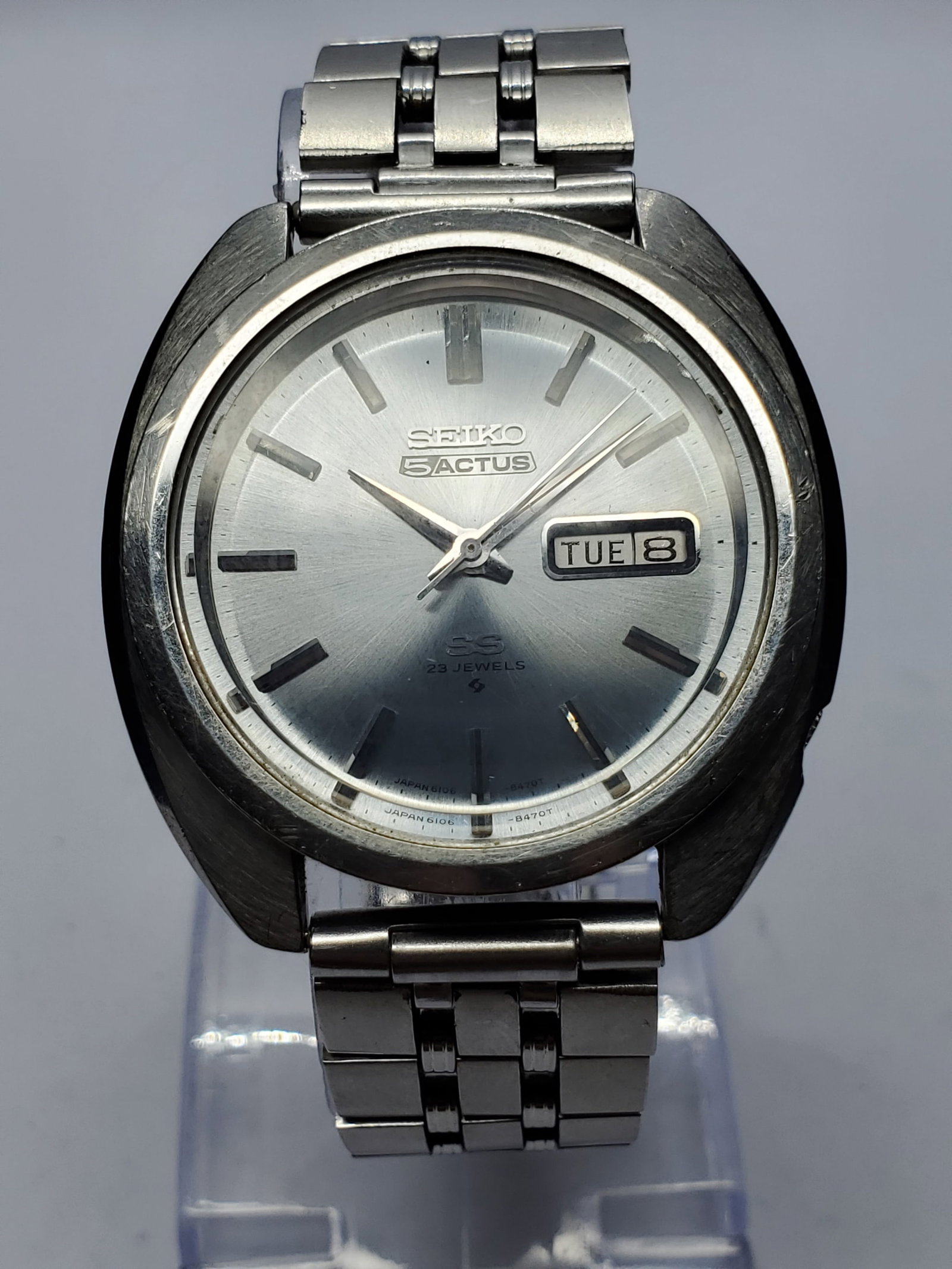 Vintage Seiko 5 Actus SS 6106-8440 Ice Blue Silver Sunburst Automatic Watch, 40mm, 1979, Running: Discover vintage Japanese watchmaking excellence with this Seiko 5 Actus SS 6106 8440 Automatic Dress Watch, featuring a striking ice blue silver sunburst dial that shifts beautifully with changing li