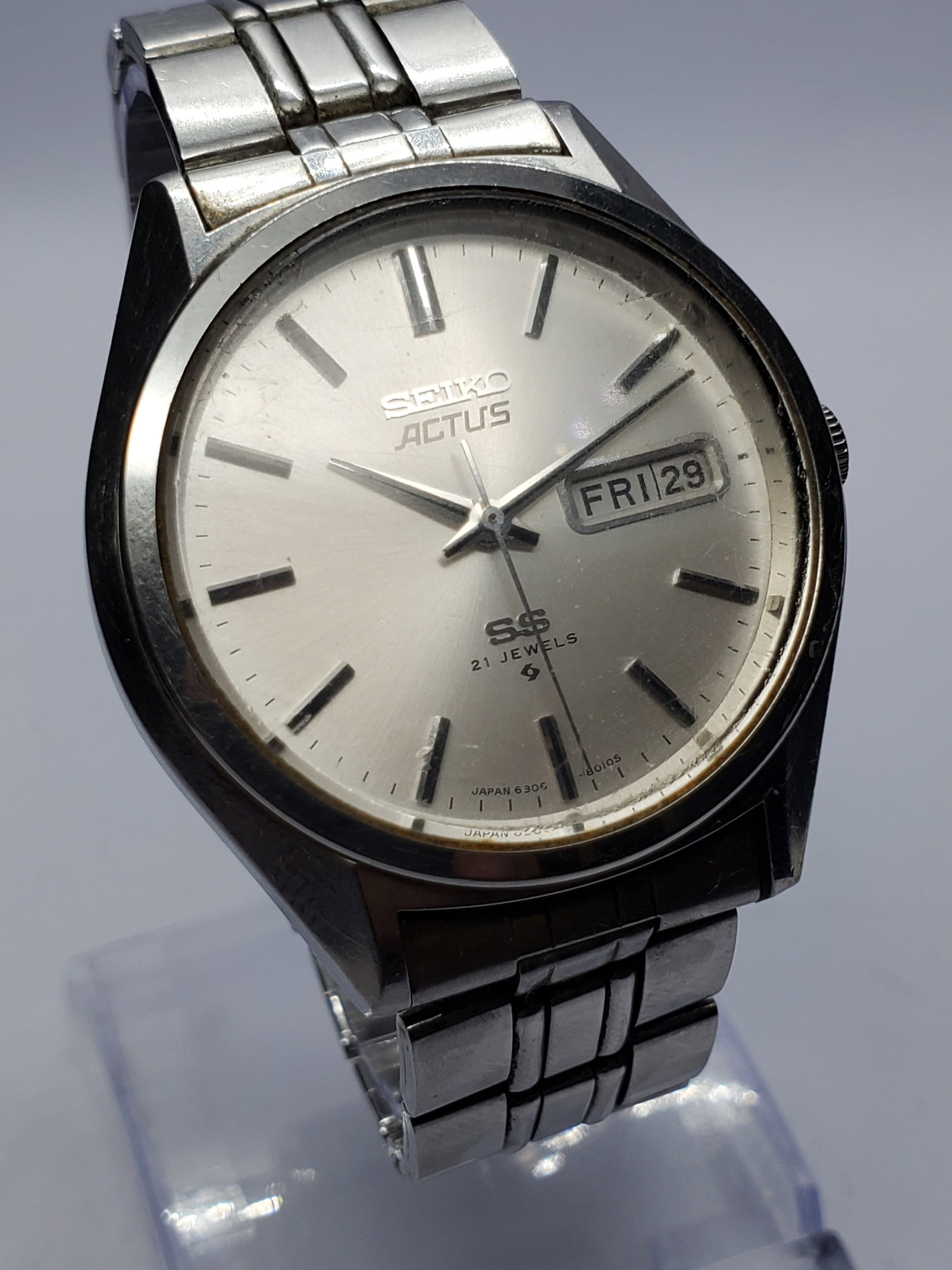 Vintage Seiko Actus SS 21 Jewels Automatic Silver Dial Watch, 37mm, 1976, Running: Experience classic Japanese watchmaking with this vintage Seiko Actus SS 21 Jewels Automatic, a sought after model from one of the world's most respected watch manufacturers. Founded in 1881 by Kintar