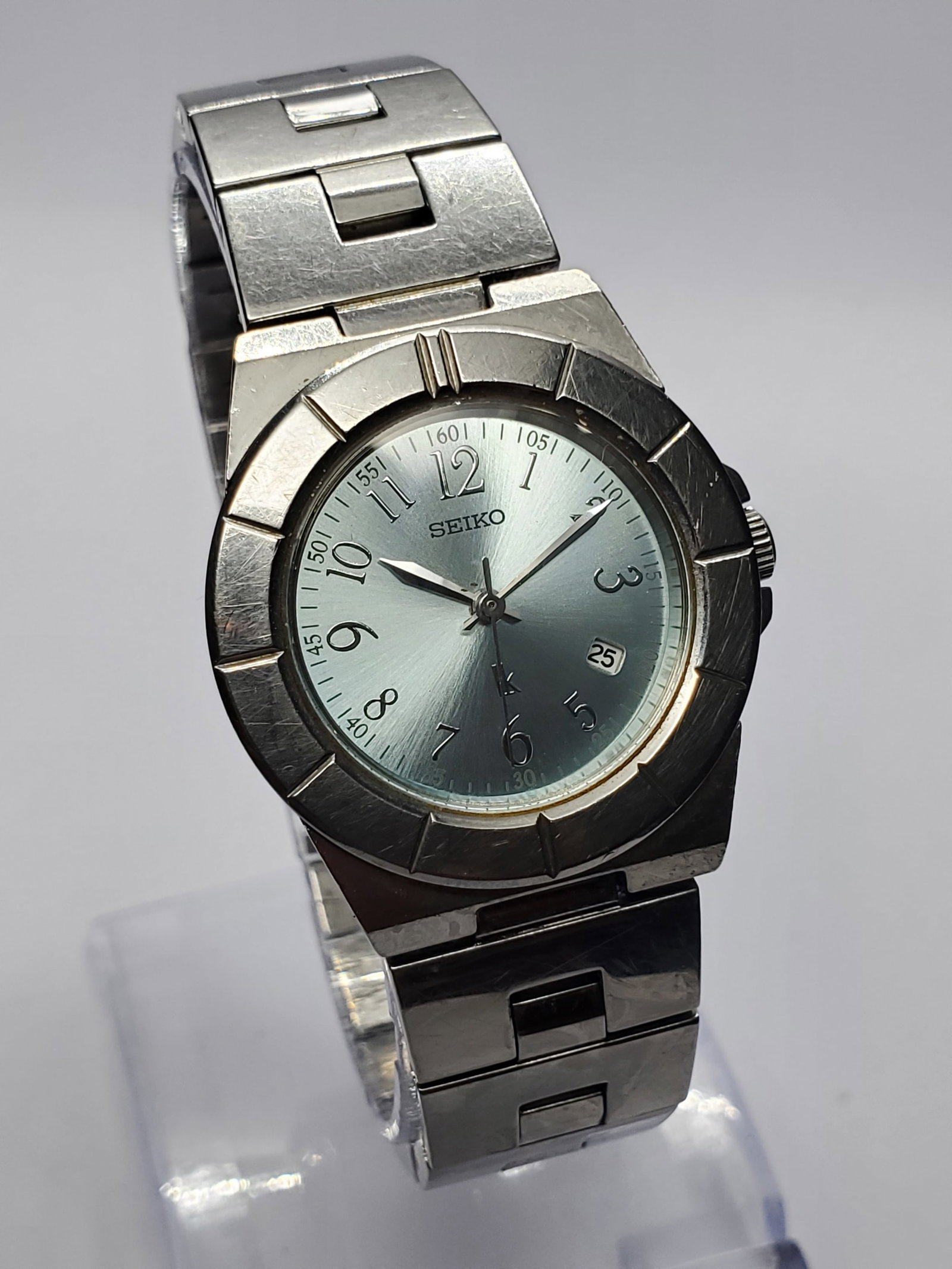 Vintage Seiko Lukia Ice Blue Sunburst Dress Watch, 29mm, 2000, Running: Experience refined Japanese elegance with this Seiko Lukia 7N82 0620 Quartz dress watch, a sophisticated timepiece from Seiko?s acclaimed Lukia collection, introduced in 1995 as a premium line blendin