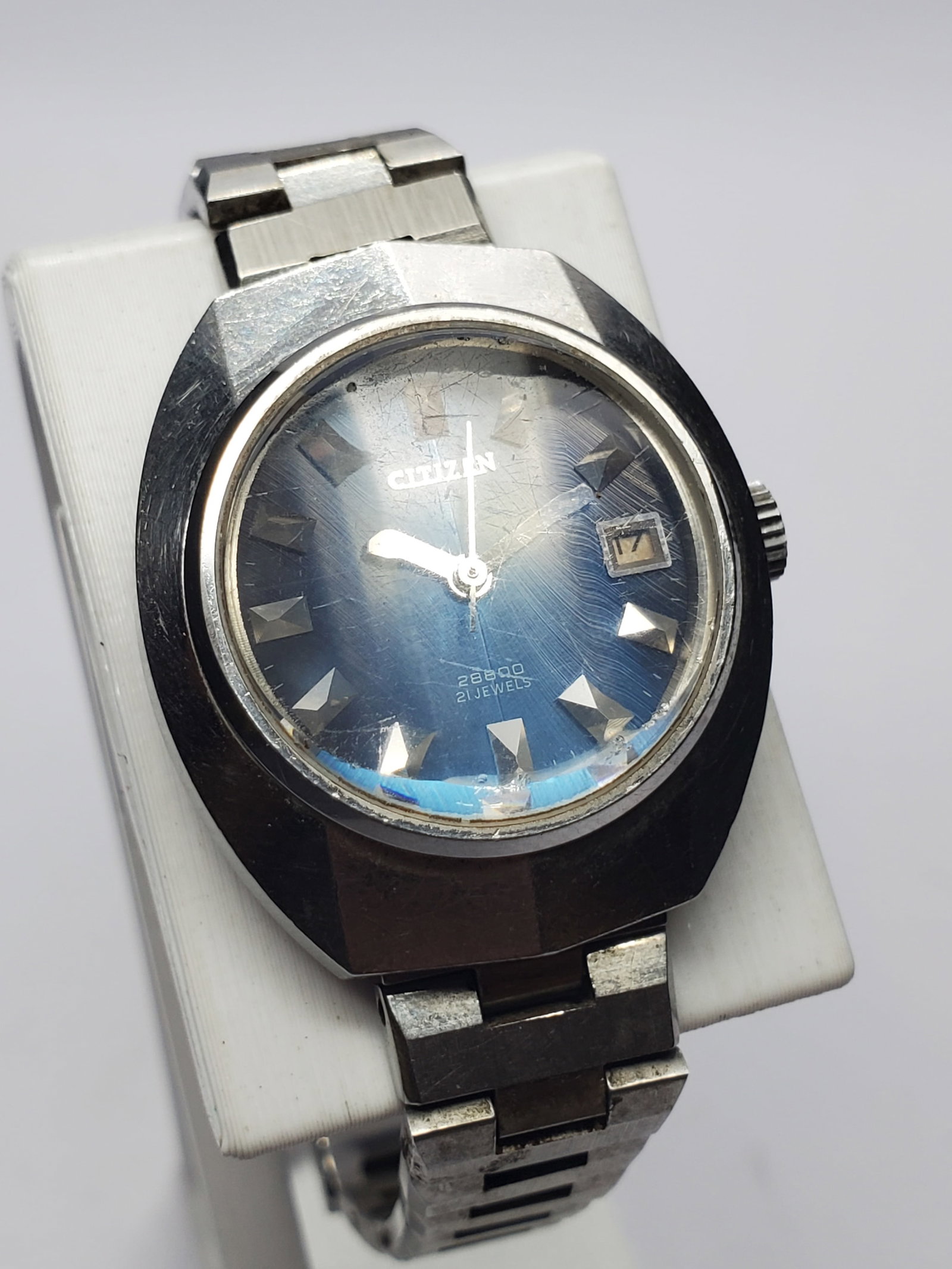 Vintage Citizen 6900 Automatic Blue Dial 21 Jewels Date Cut Glass Watch, 27x31mm, 1974, Running: Experience timeless Japanese craftsmanship with this vintage Citizen 6900 Automatic dress watch, a striking example of Citizen's innovation and enduring quality. Founded by the Shokosha Watch Research