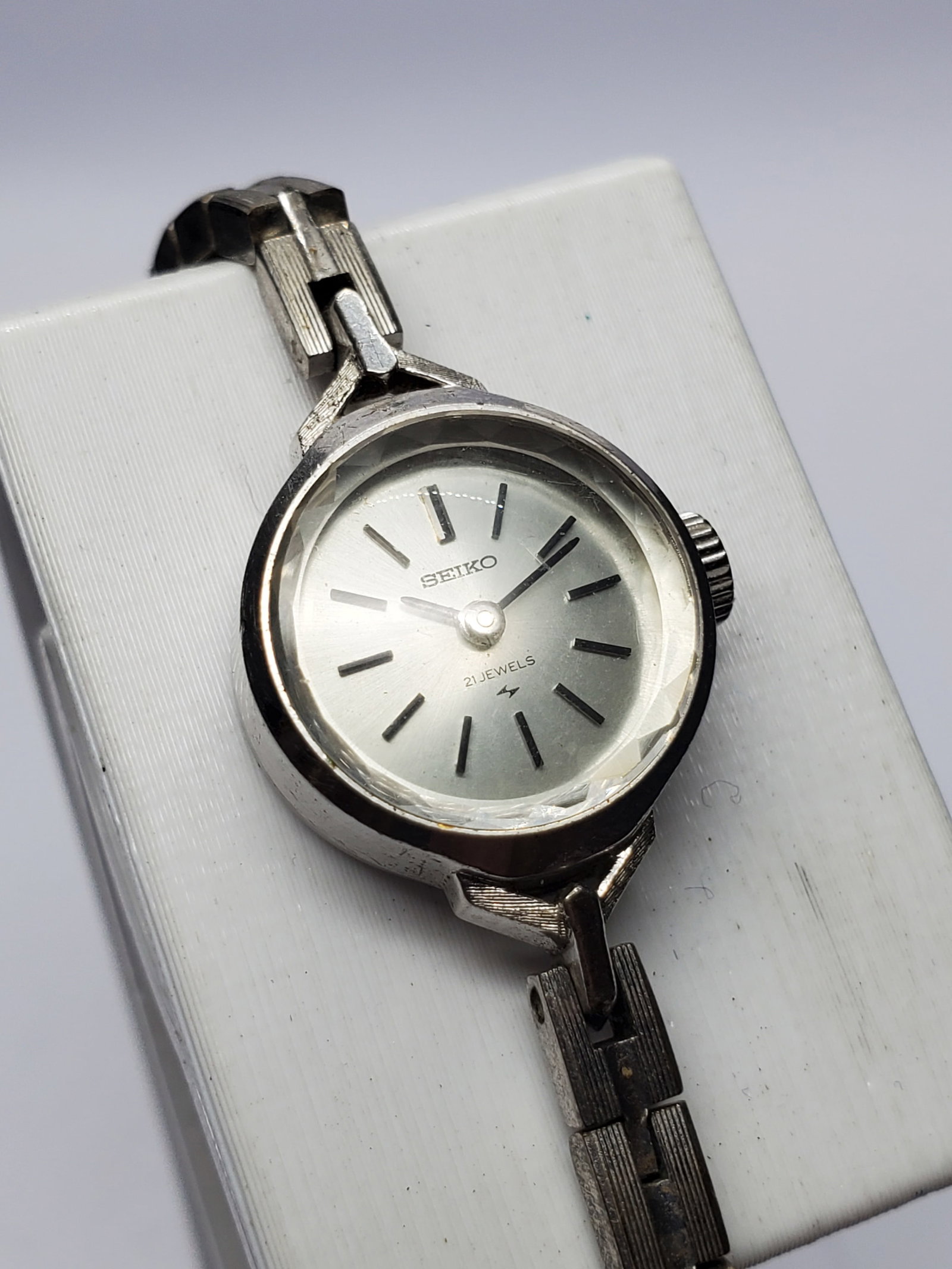 Vintage Seiko 21 Jewels WGP Manual Ladies Dress Watch, 17mm, 1971, Running: Elegant and refined, this vintage Seiko 11 0250 Manual Dress Watch embodies the craftsmanship and prestige that have made Seiko one of the most respected names in horology. Founded by Seiko Group in T