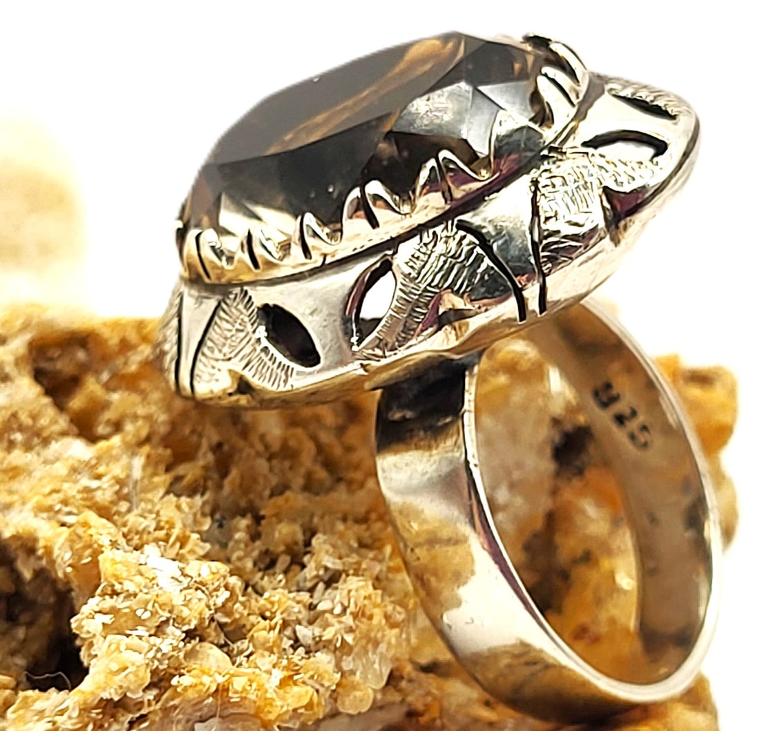 Vintage Smoky Quartz Spaceship UFO Space Age Ring: Setting: Sterling Silver Main Gemstone: Genuine Smoky Quartz Size: US 7 Hallmark/Designer: Hand-crafted Weight: 8.91g This is a remarkable example of mid-century modern jewelry reflecting the Space Ag