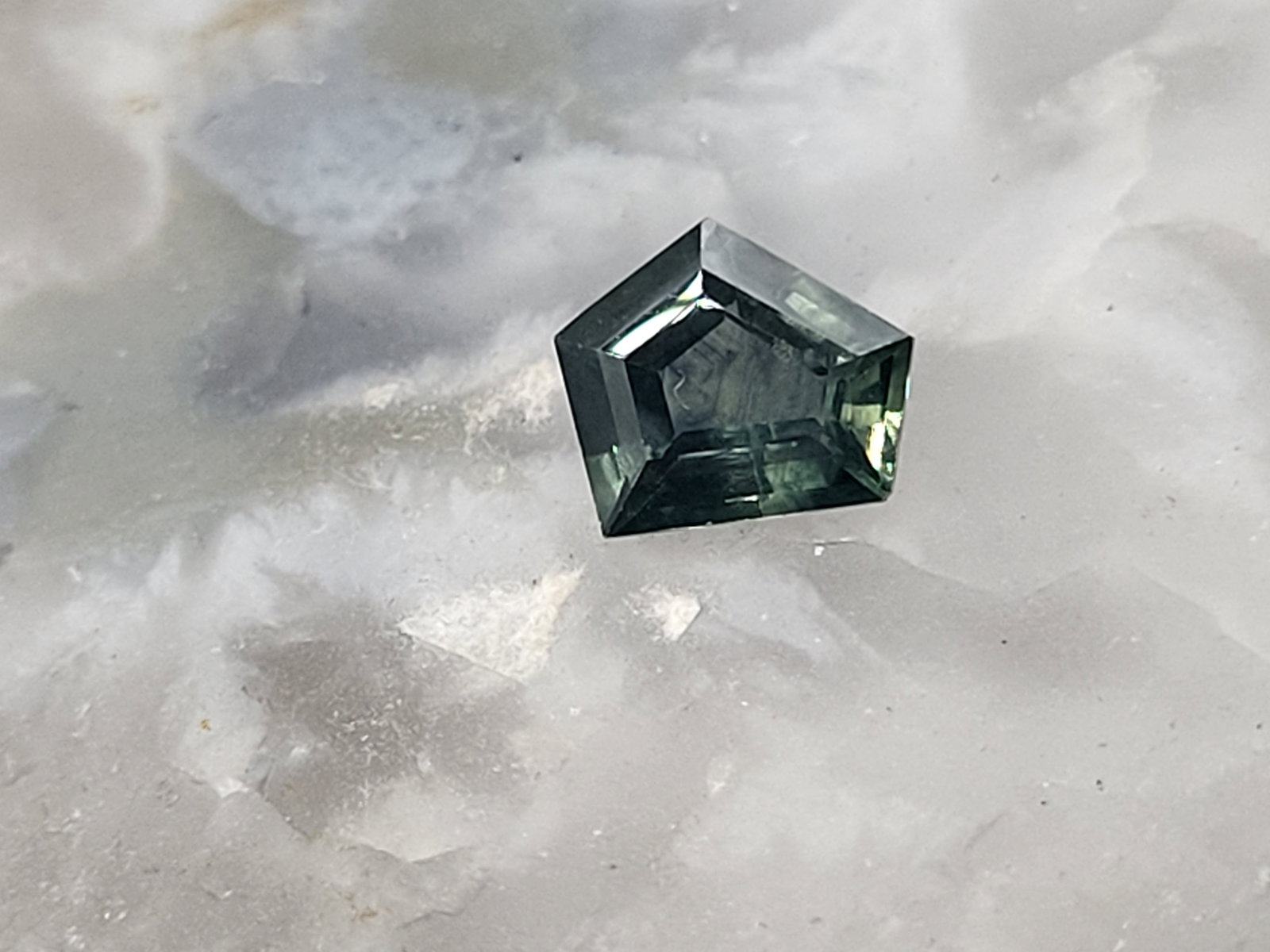 Blue-Yellow Gradient Montana Sapphire, 1.15 CT: Mineral/Gemstone: Genuine Corundum Sub-Category/Color: Sapphire Geographic Origin: Montana, USA State:Loose, Cut & Faceted Weight: 1.15CT This 1.15 ct heated Montana sapphire commands attention with i