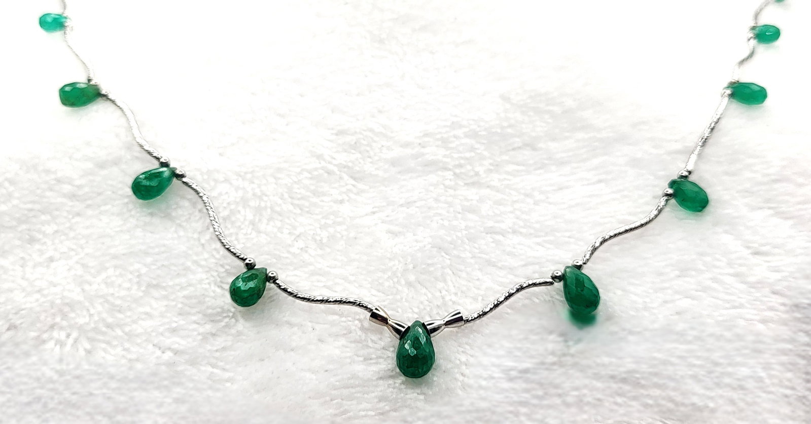 Briolette-Cut Emeralds & Delicate White Gold Ribbon Necklace - 2