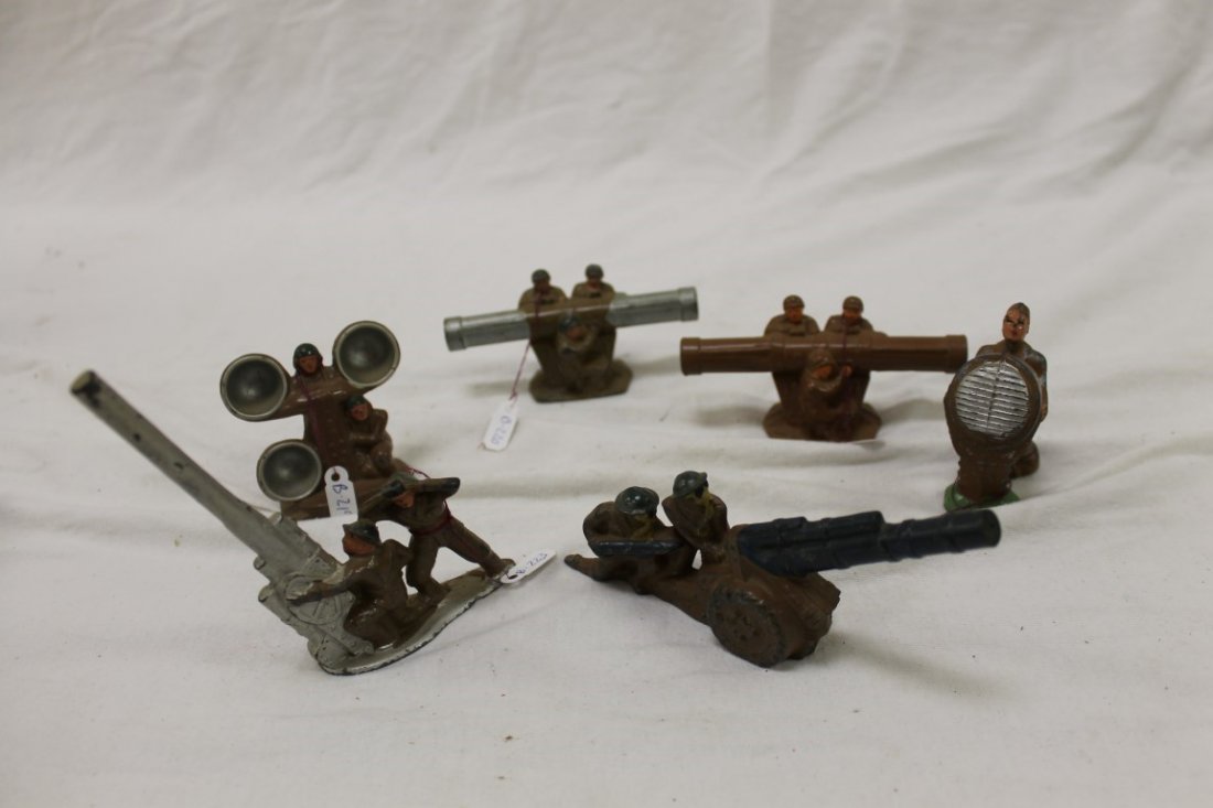 Barclay soldiers: Barclay soldiers: #776 standing at searchlight (B-125); #81 2 soldier crew with radar equipment (B-219); #82 3 soldier crew at ranger finder (B-220); #84 2 soldier crew at mobile cannon (B-222); 2- so