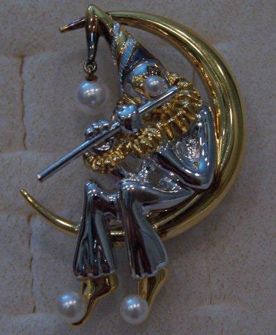 Signed Mikimoto pearl pin.: Signed Mikimoto pearl pin.
