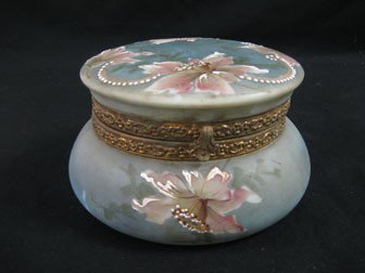 C.F. Monroe Co. Nakara 6" dresser box with floral : C.F. Monroe Co. Nakara 6" dresser box with floral decoration. Lower interior lining missing.