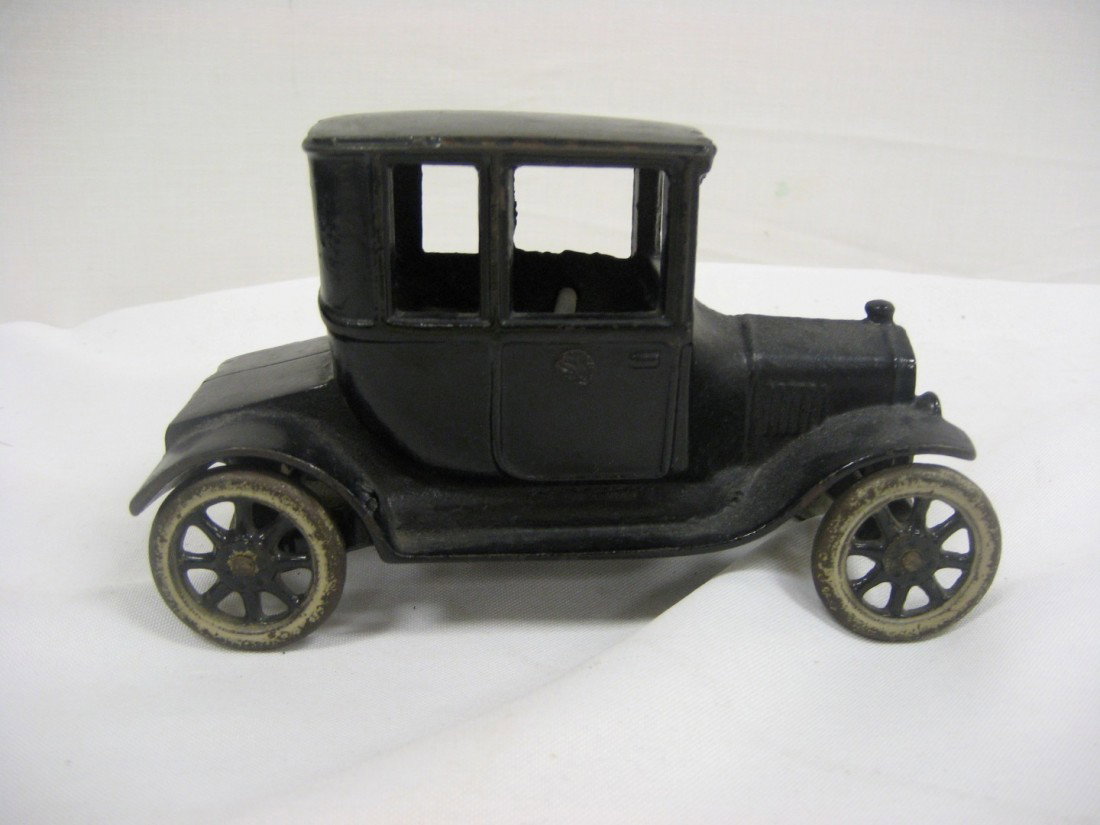 Arcade 6 1/2" cast iron car. : Arcade 6 1/2" cast iron car.