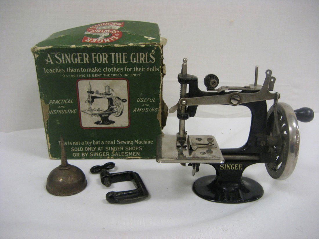 Singer featherweight sewing machine in box with br: Singer featherweight sewing machine in box with bracket and oil can. Box end is missing.