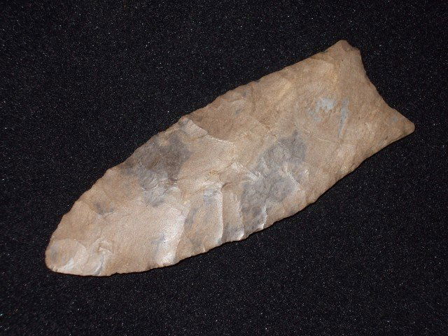 Fine 3 13/16" Dover flint Clovis point, Mason Co.,: Fine 3 13/16" Dover flint Clovis point, Mason Co., KY. Ex: Tom Lipscomb Collection