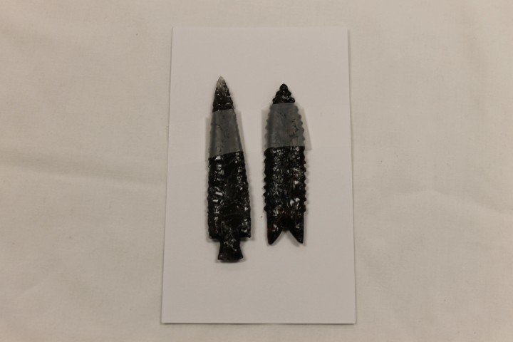 (2) contemporary Wester Obsidian point. Largest is: (2) contemporary Wester Obsidian point. Largest is 3 1/8".