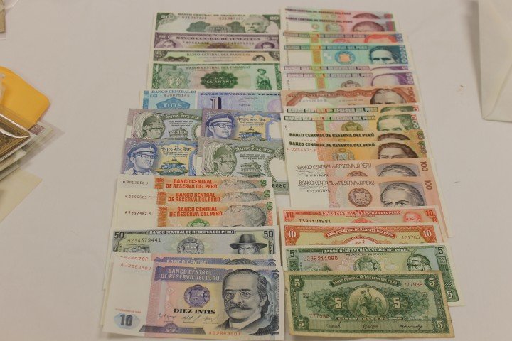 World Currency: Venezuela - 1990 20 Bolivares; 19: World Currency: Venezuela - 1990 20 Bolivares; 1988 10, 1952 5 and 1 Guarames; 1989 2,1 Bolivares; Nepal 2,1 notes; Peru - 1990 (20 1,000,000 Intis, 1988 500,000, 10,000, (2) 5,000, (2) 1,000; 1985 5,